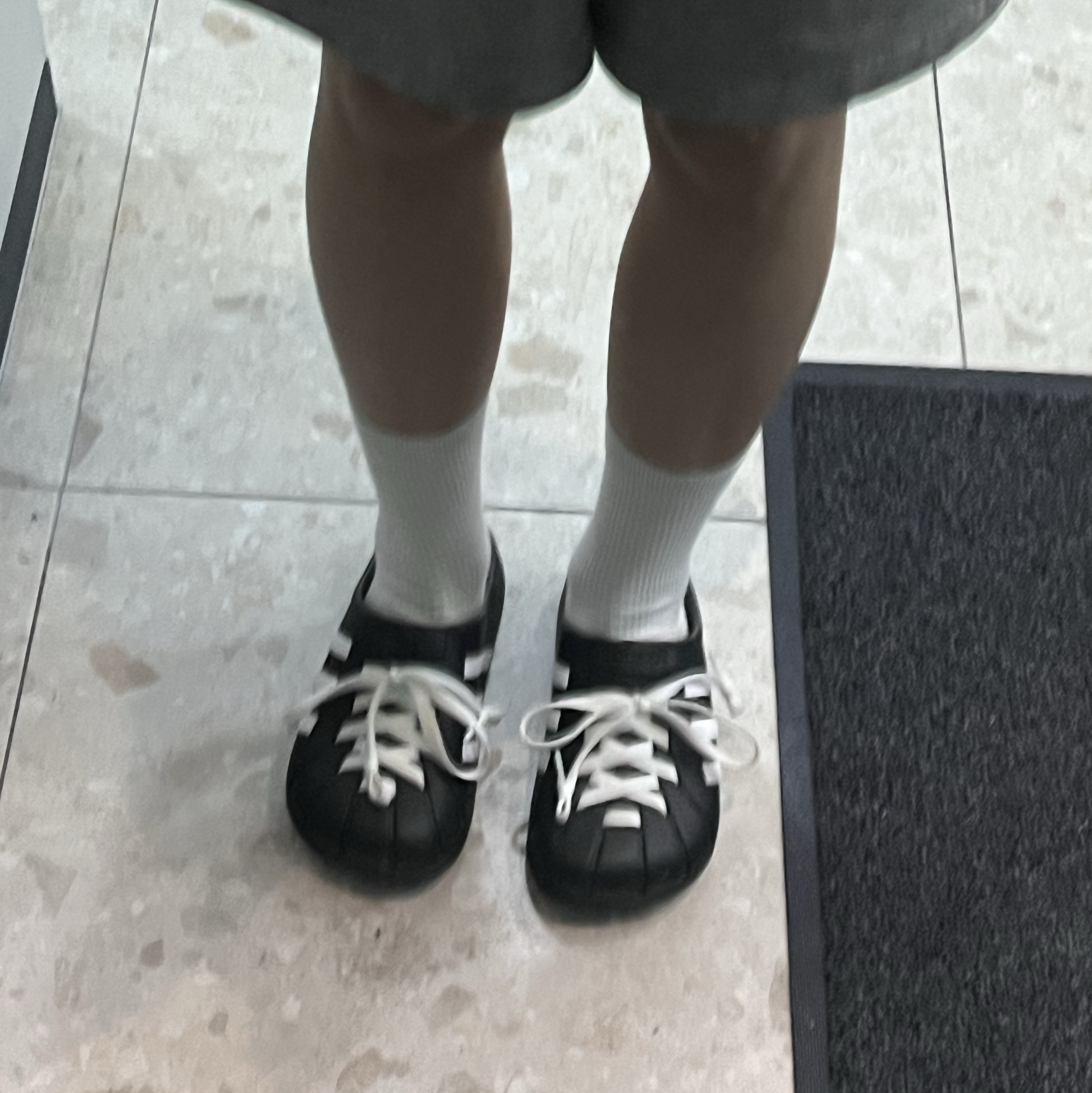 Adidas Adilette Clog Black White 착용 스타일