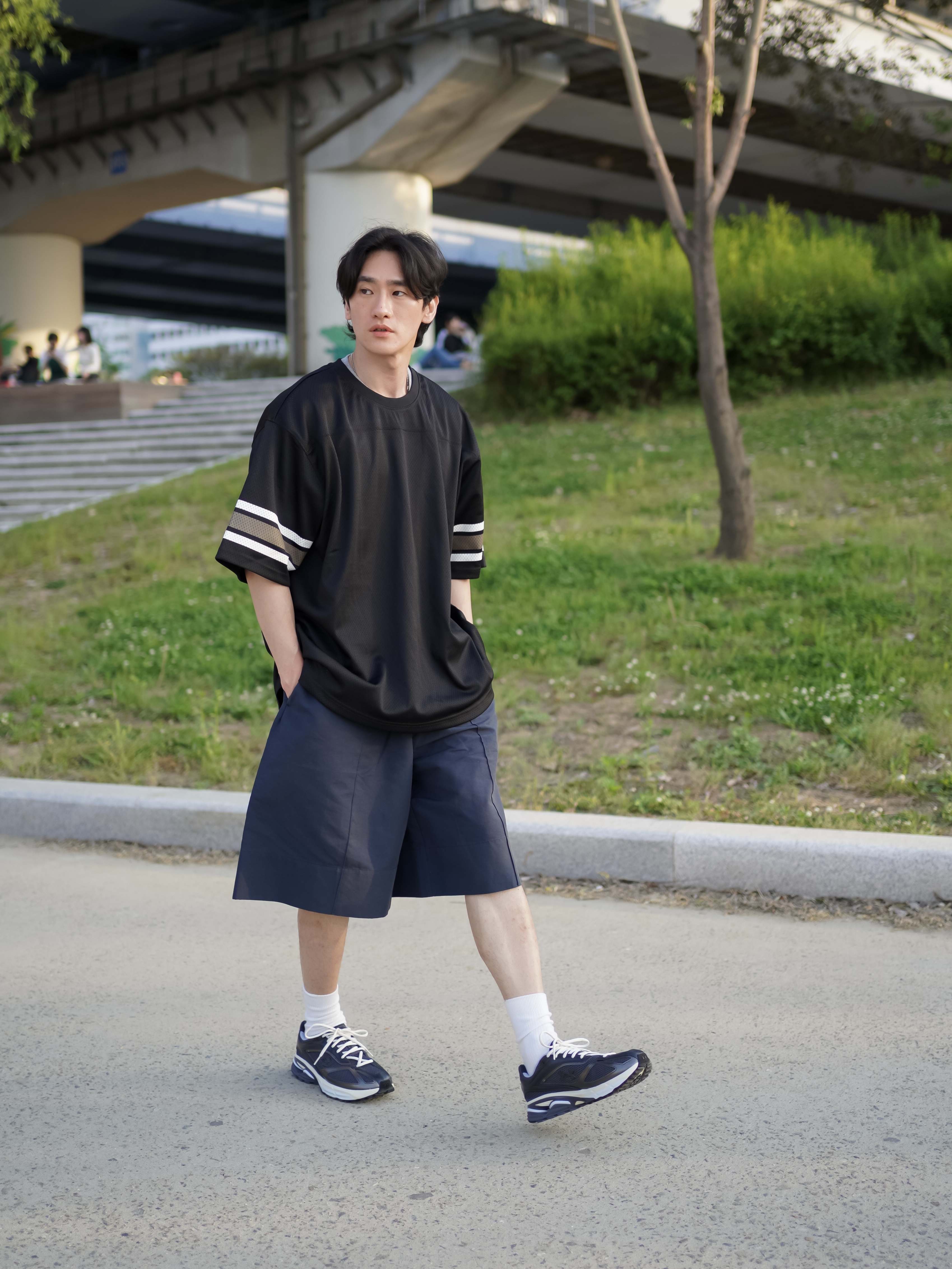 Stussy Surfman Mesh Football Jersey Black, Under Armour Hovr Apparition Castlerock Metallic Black 착용 스타일 - 1