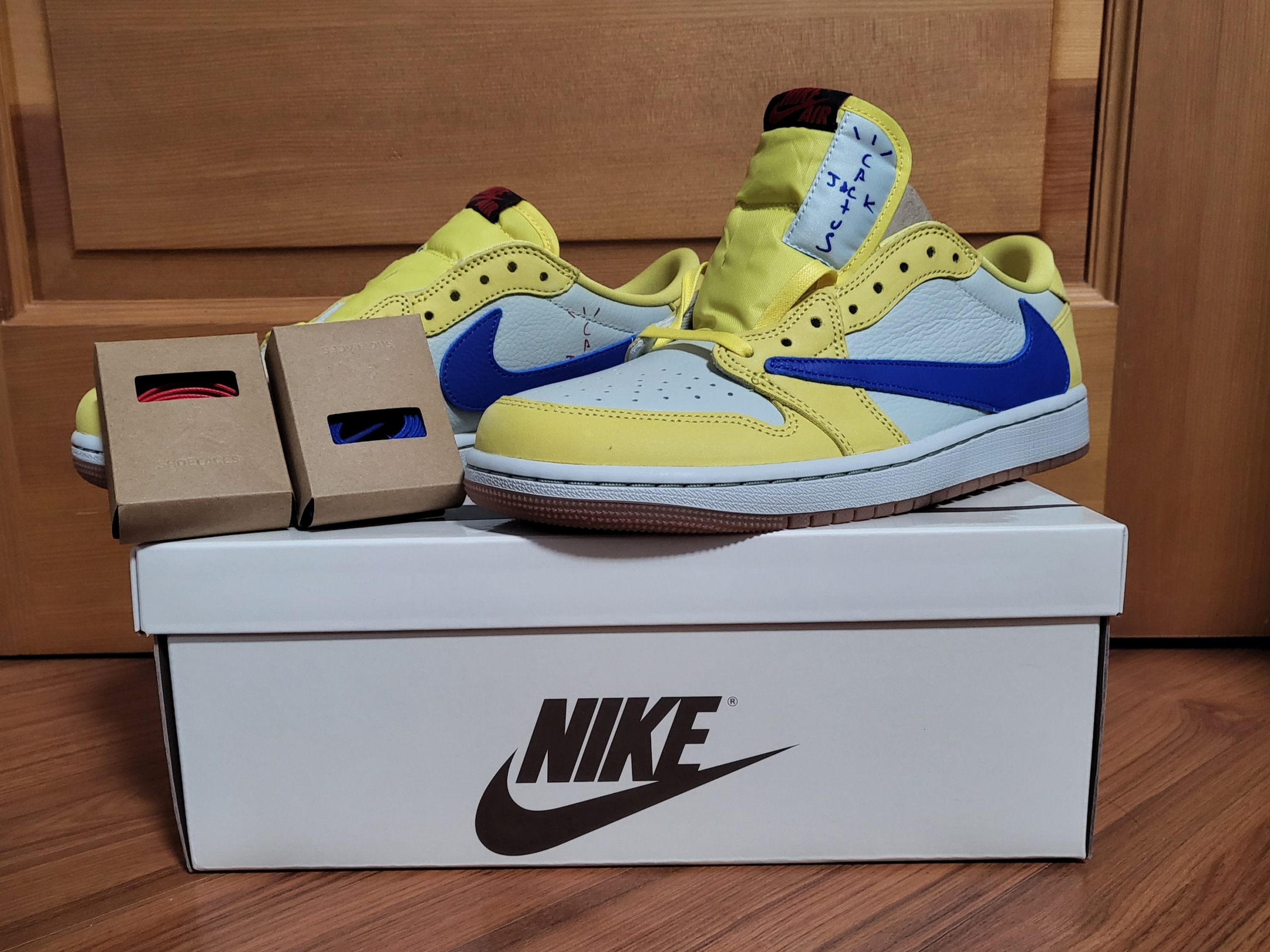 (W) Jordan 1 x Travis Scott Retro Low OG SP Canary 착용 스타일