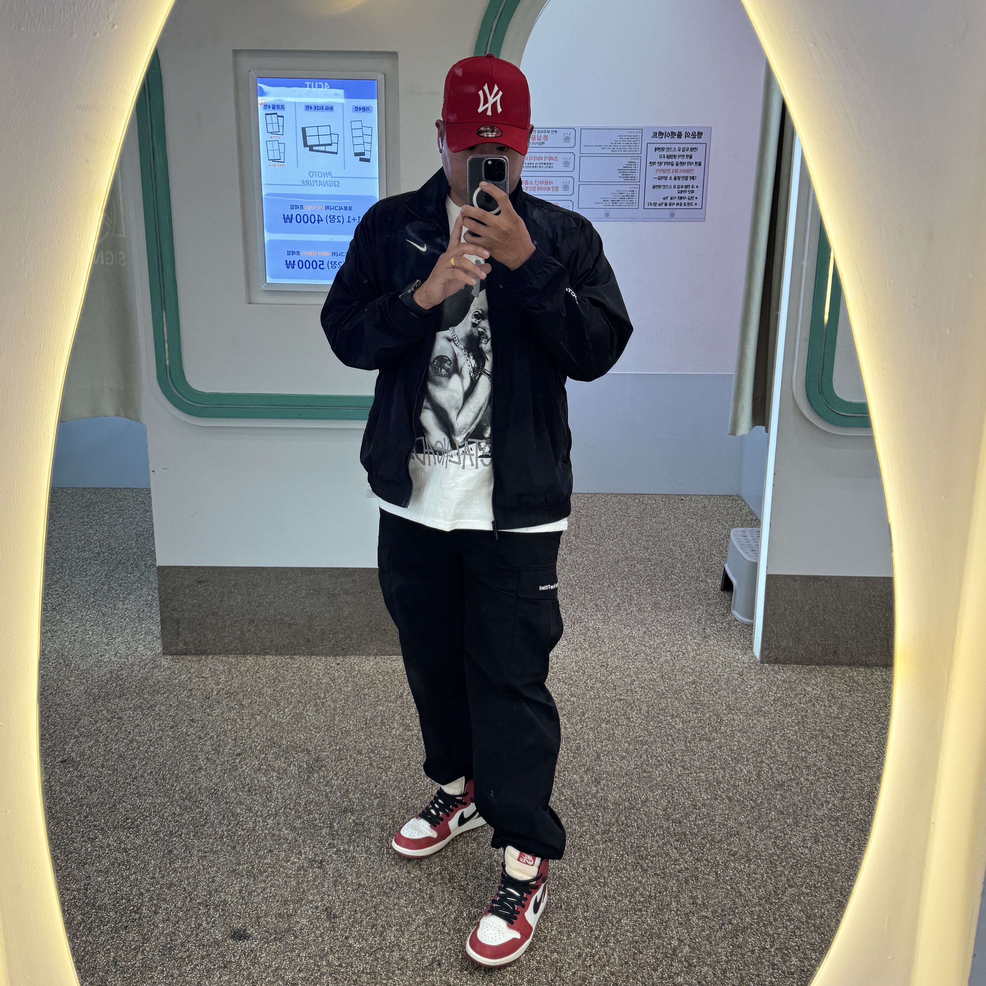 Nike x Drake Nocta Nylon Track Jacket Black (FN7666-010), Stussy x Goldie Metalheadz 30 T-Shirt White 착용 스타일 - 1