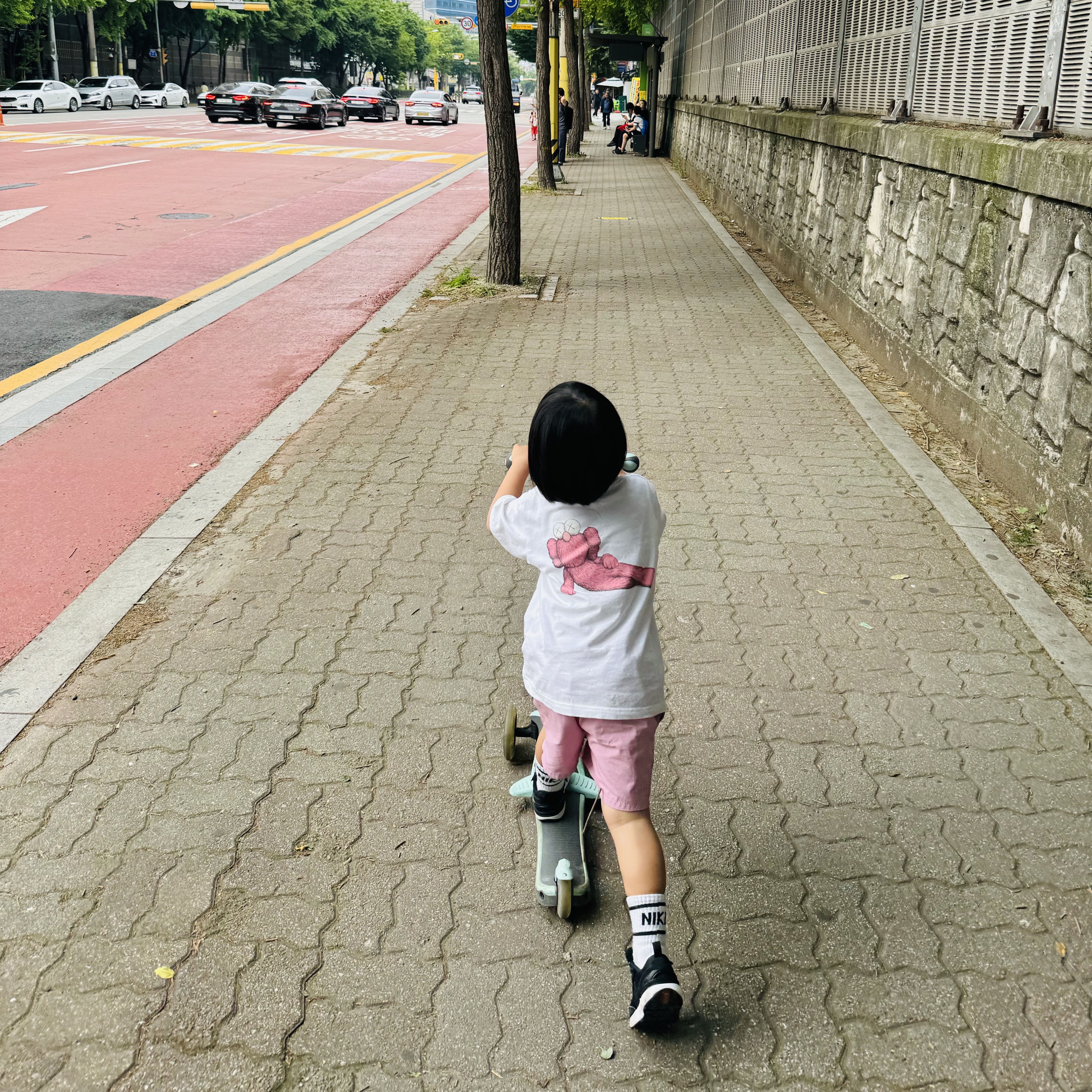 (Kids) Uniqlo UT x Kaws Short Sleeve Graphic T-Shirt White, (Kids) Patagonia Funhoggers Cotton Shorts Sunfade Pink 착용 스타일 - 1