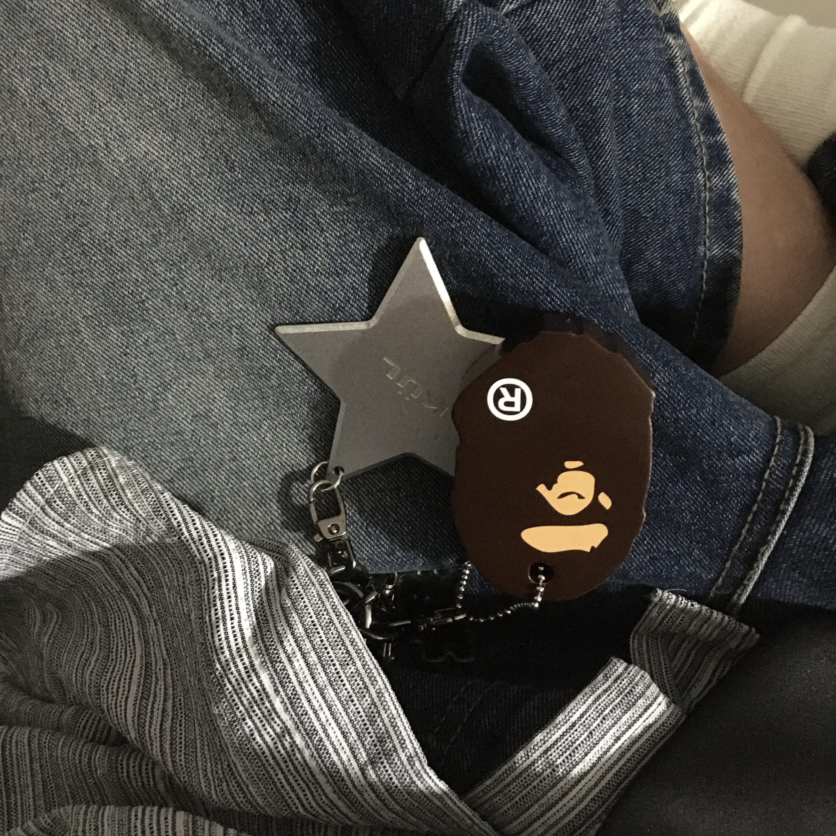 BAPE Ape Head Keychain (Vinyl Acetate) 착용 스타일