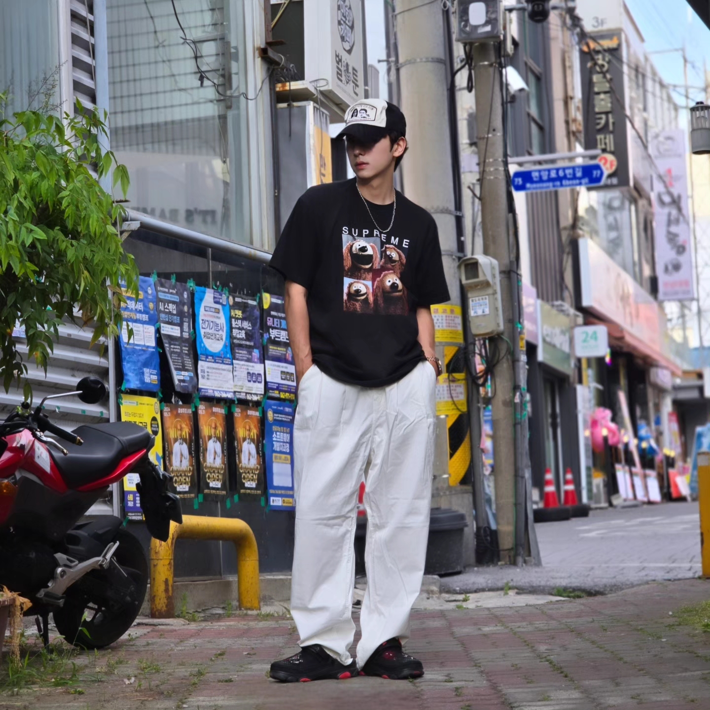 Supreme Rowlf T-Shirt Black - 24SS, Crocs x Staple Classic All Terrain Clog Black 착용 스타일 - 6