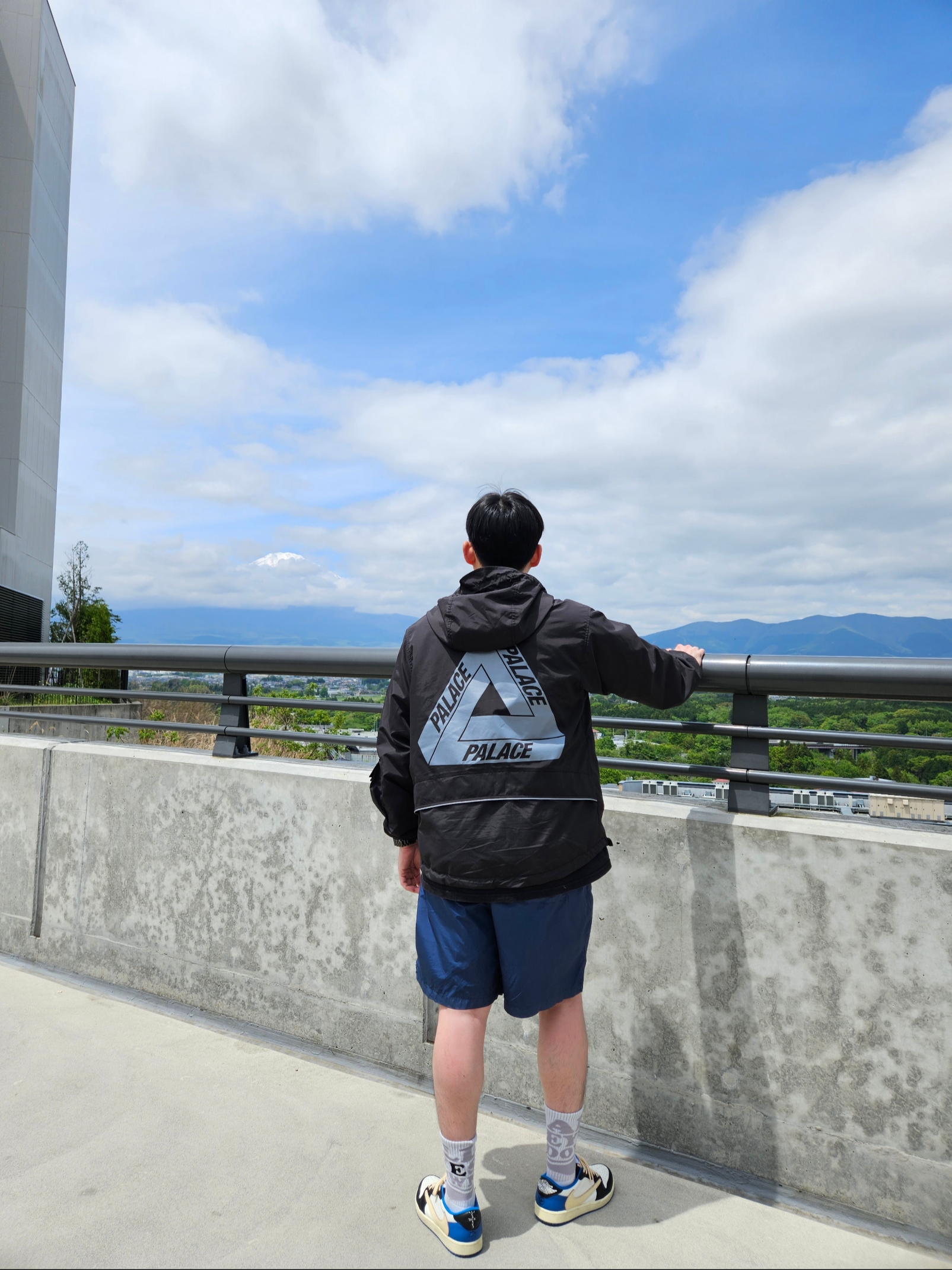 Palace Utility Jacket Black - 21FW, IAB Studio Woven Shorts Navy - The Hyundai Seoul Exclusive 착용 스타일