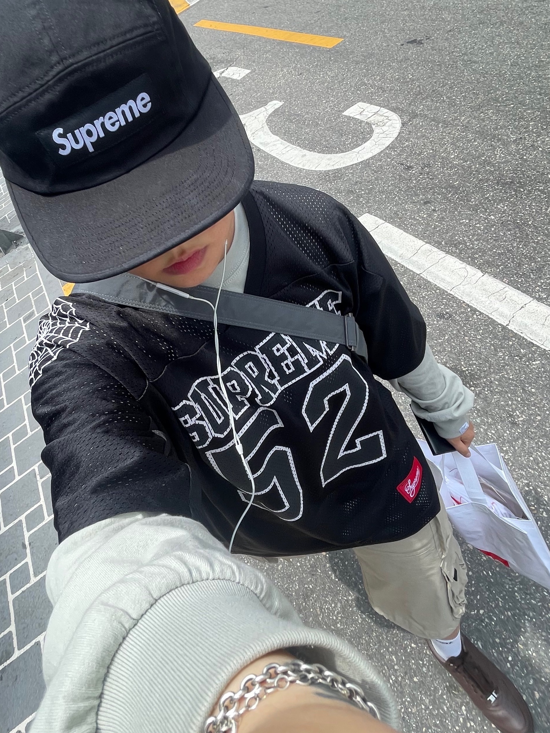 Supreme Washed Chino Twill Camp Cap Black, Supreme Spiderweb Football Jersey Black - 24SS 착용 스타일 - 2