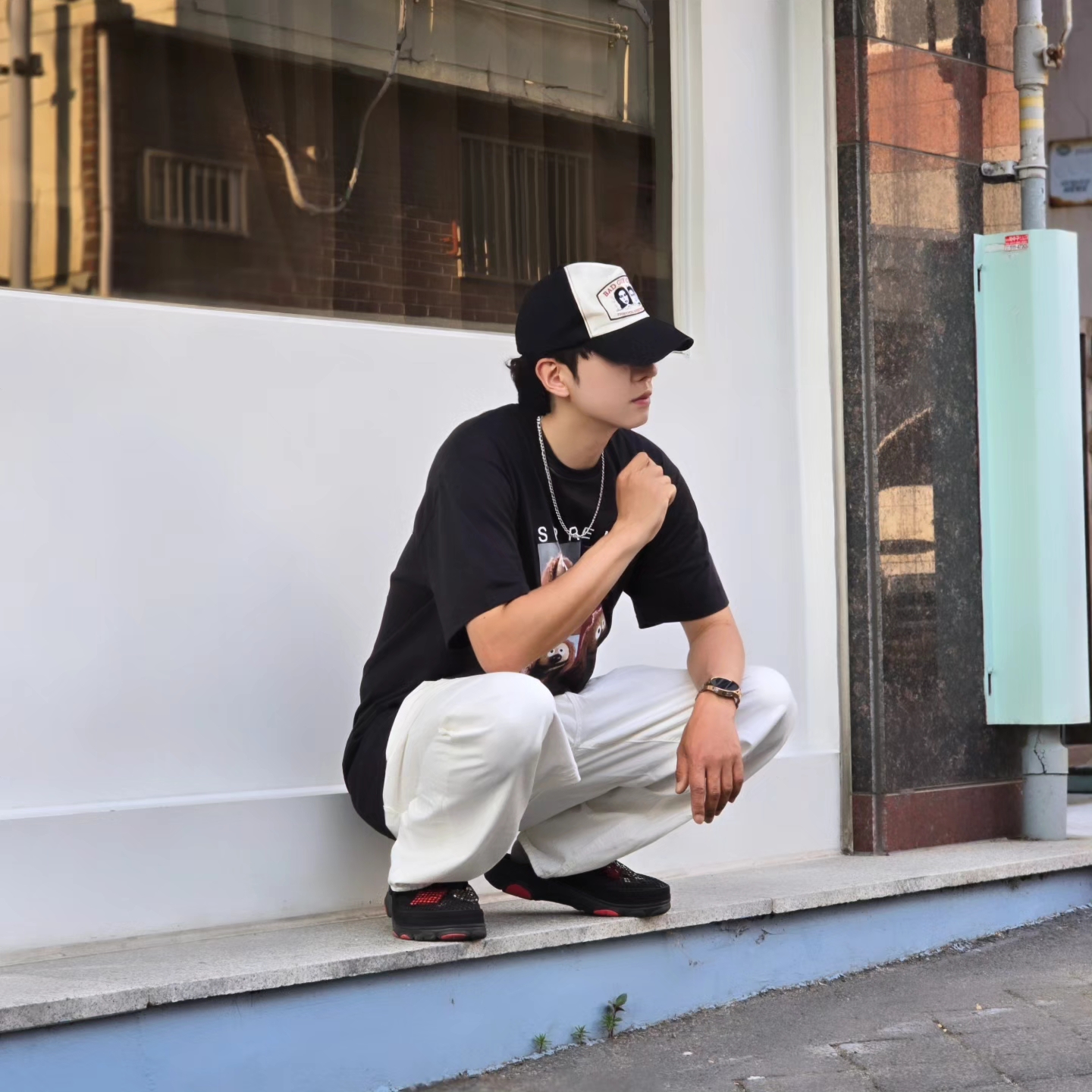 Supreme Rowlf T-Shirt Black - 24SS, Crocs x Staple Classic All Terrain Clog Black 착용 스타일 - 4