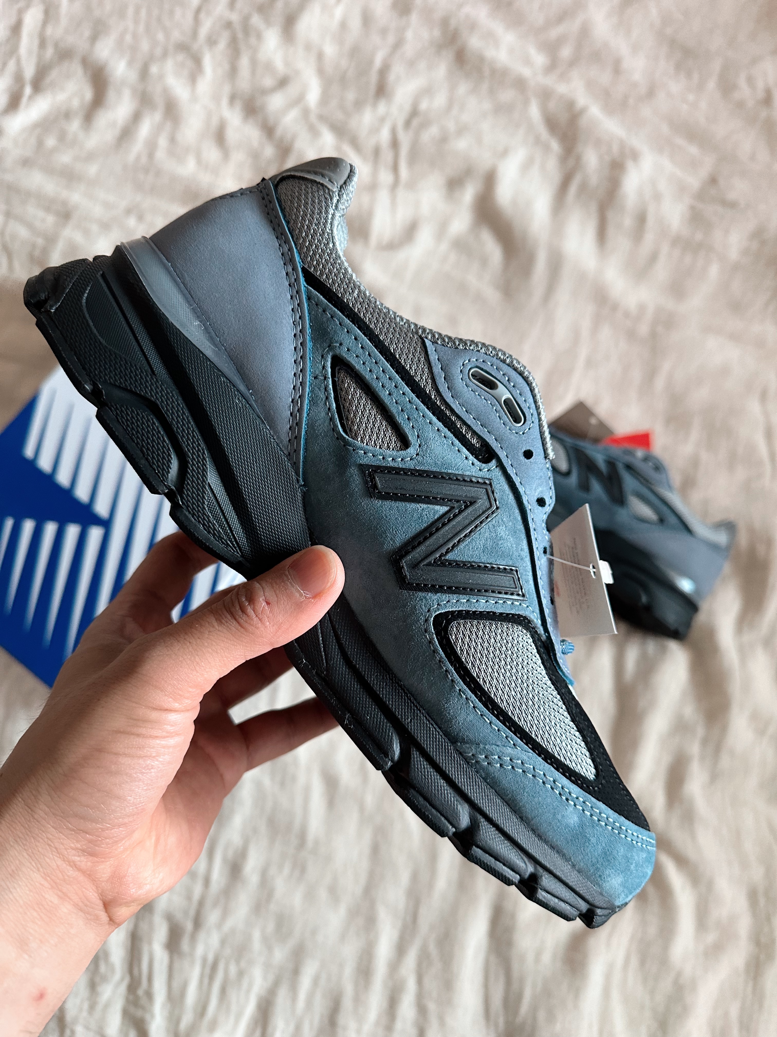 New Balance 990v4 Made in USA Arctic Grey 착용 스타일 - 1