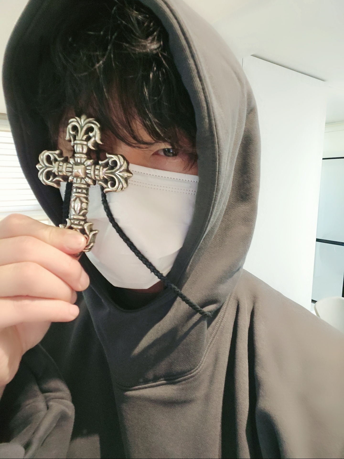 Yeezy Gap Engineered By Balenciaga Dove Hoodie Black 착용 스타일