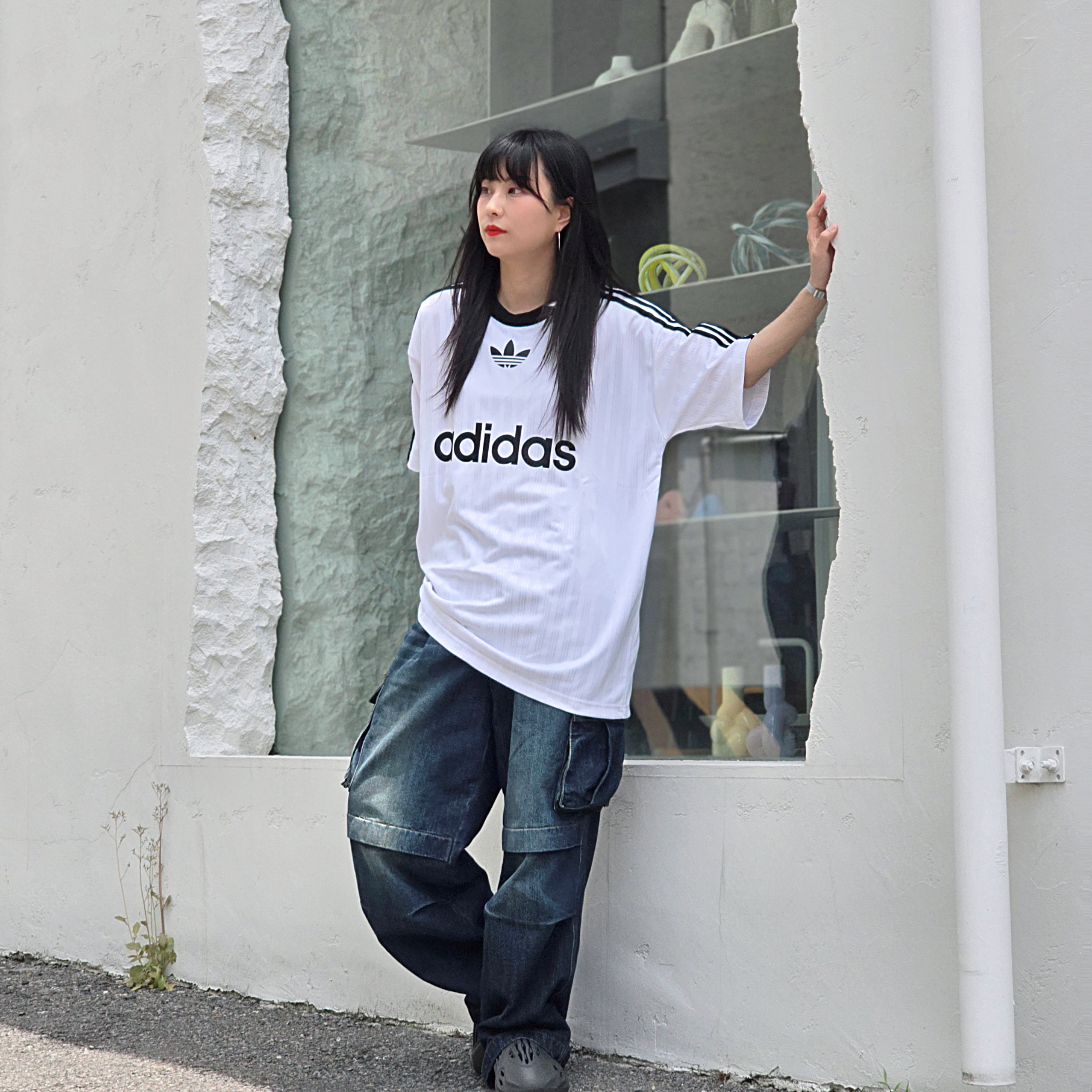 Adidas Adicolor T-Shirt White Black - KR Sizing, Adidas Yeezy Foam RNNR Onyx 착용 스타일 - 2