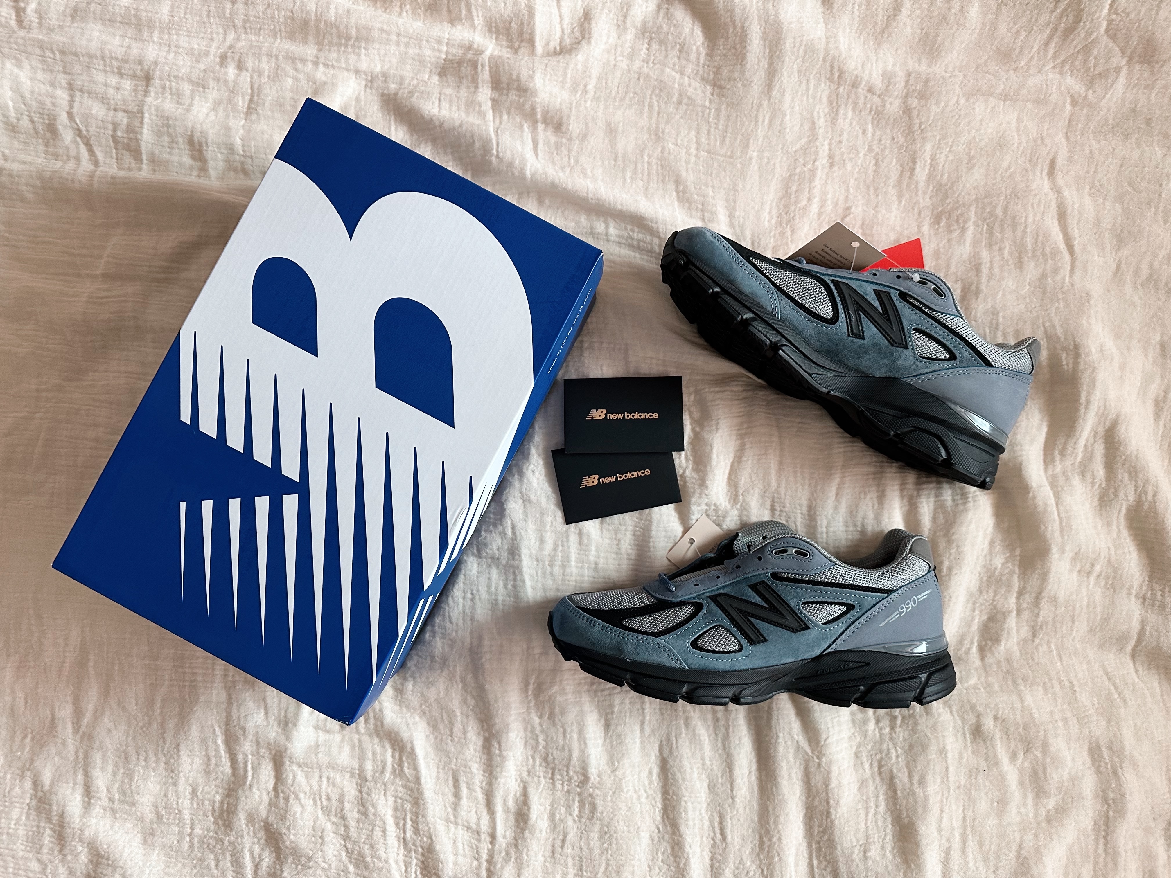 New Balance 990v4 Made in USA Arctic Grey 착용 스타일 - 1