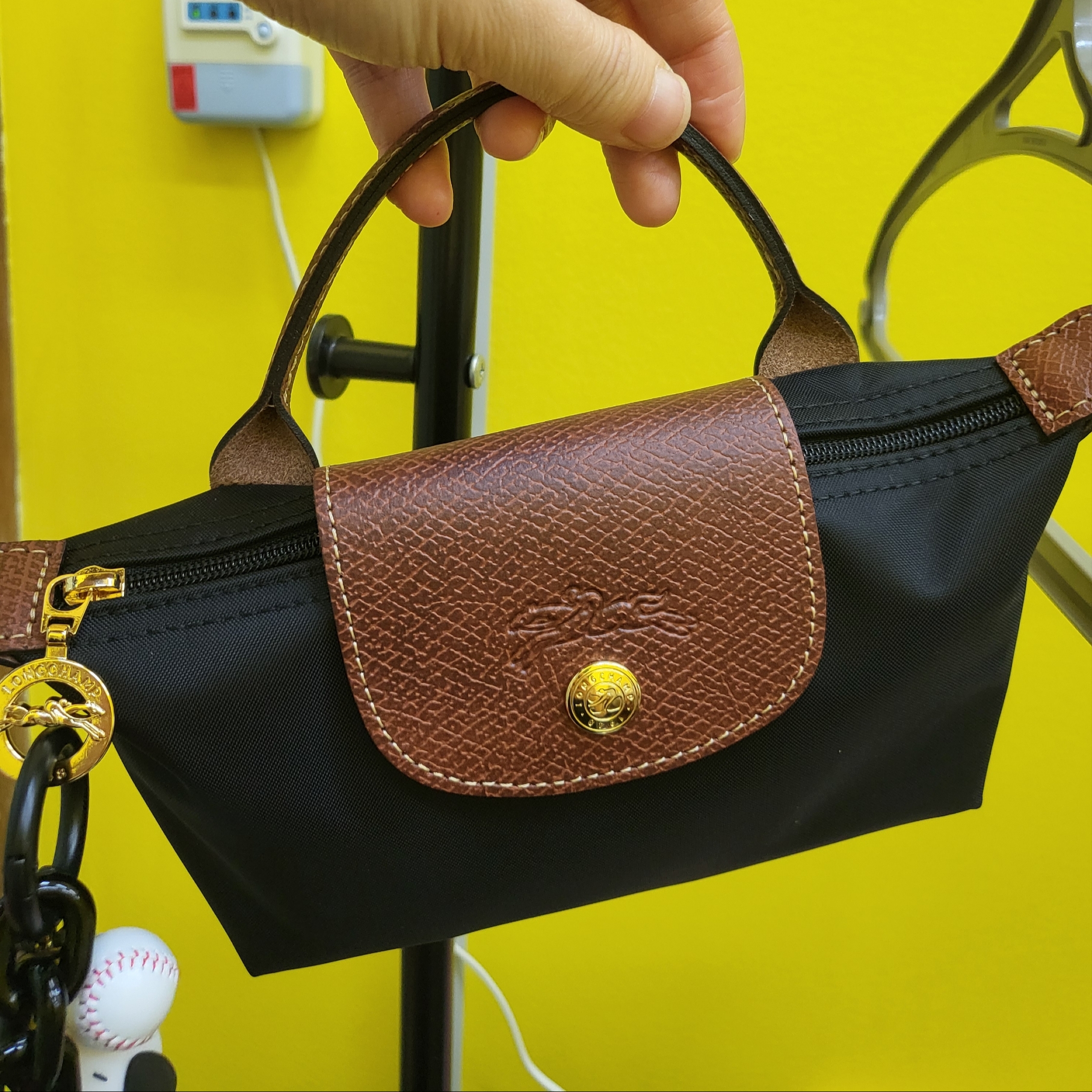 Longchamp Le Pliage Original Handle Pouch Black 착용 스타일