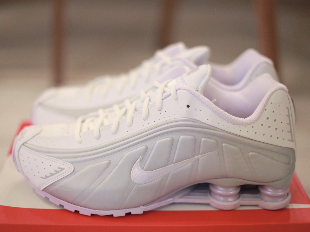 (W) Nike Shox R4 White and Metallic Platinum 착용 스타일 - 1
