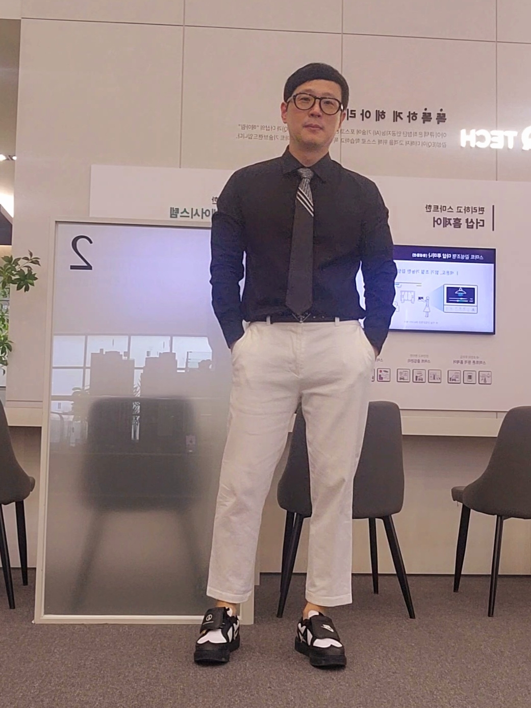 Dior Striped Dior Oblique Silk Tie Black White Grey, Prada Saffiano Leather Belt Black 착용 스타일 - 2