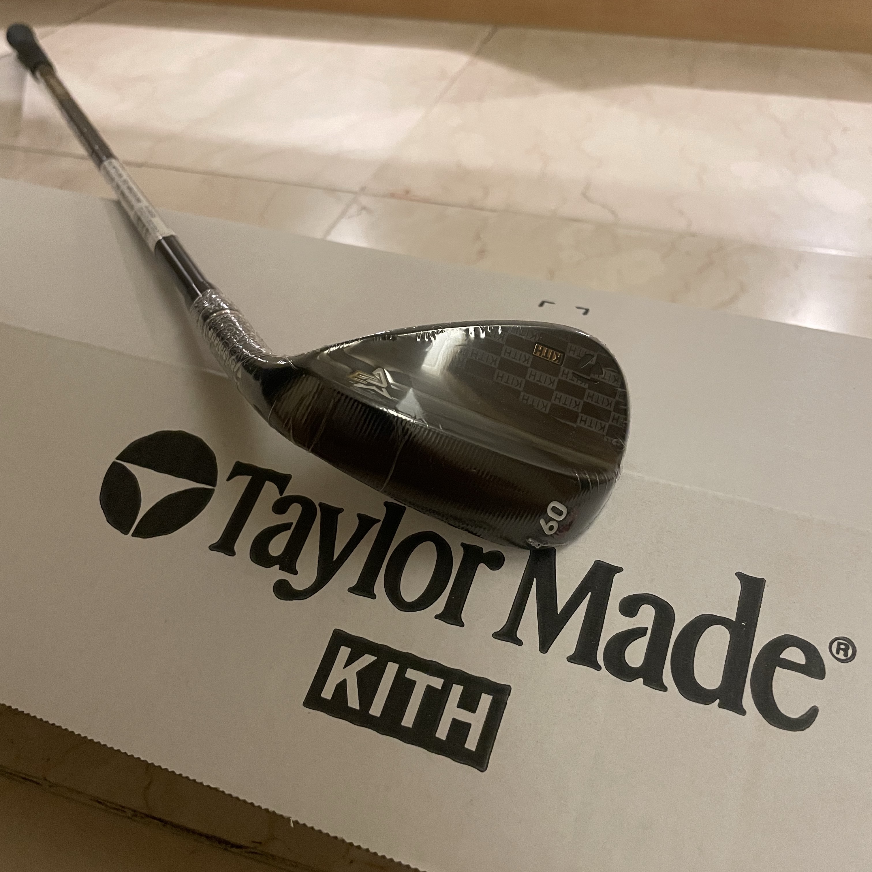 Taylormade x Kith Iron Milled Grind 3 60 Loft Wedge Black 착용 스타일 - 1
