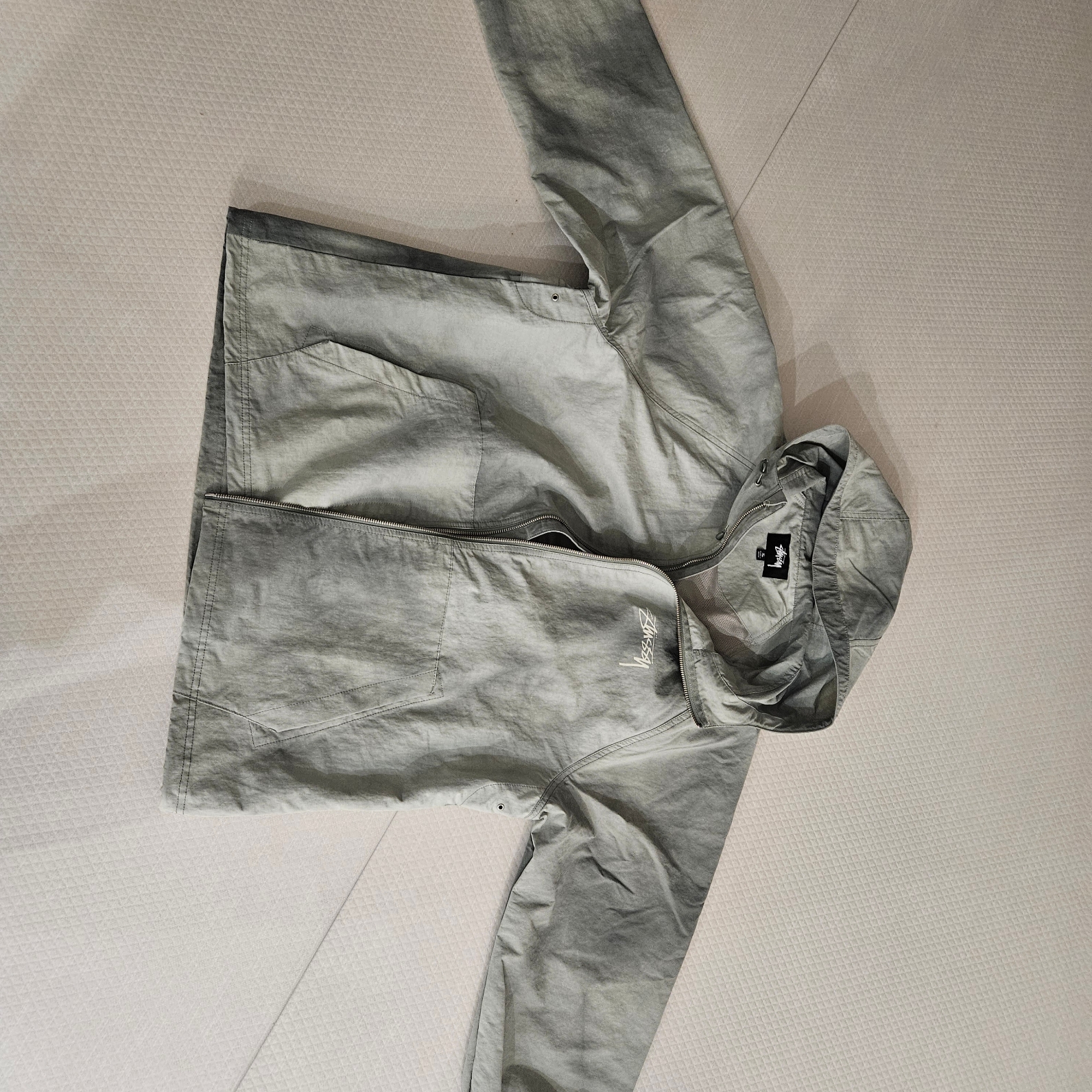 Stussy Wave Dye Beach Shell Jacket Sage 착용 스타일
