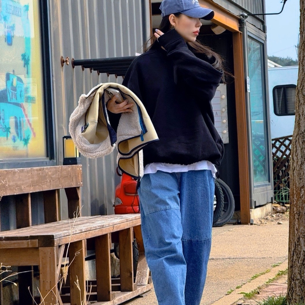 Zara x Ader Error Barrel Leg Jeans Blue, Patagonia Classic Retro-X Vest Natural 착용 스타일