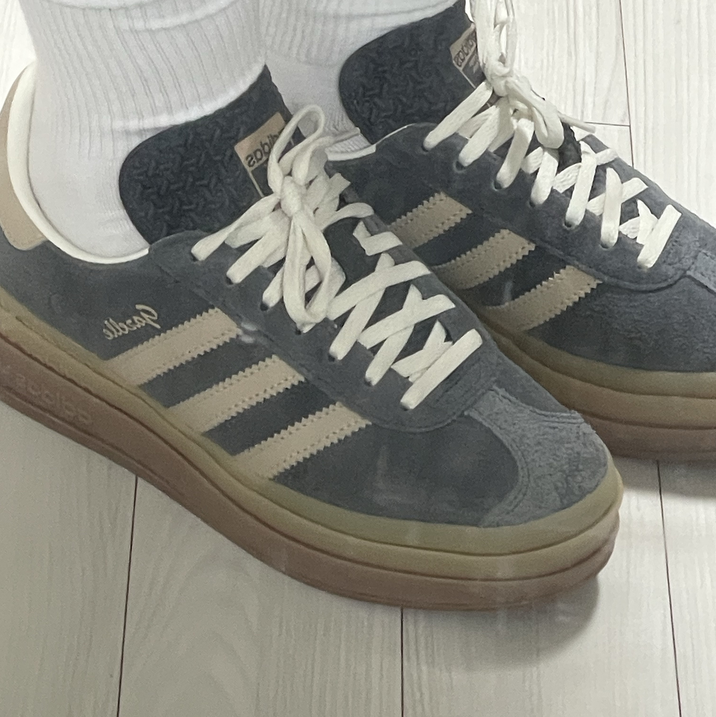 (W) Adidas Gazelle Bold Grey Six Magic Beige 착용 스타일