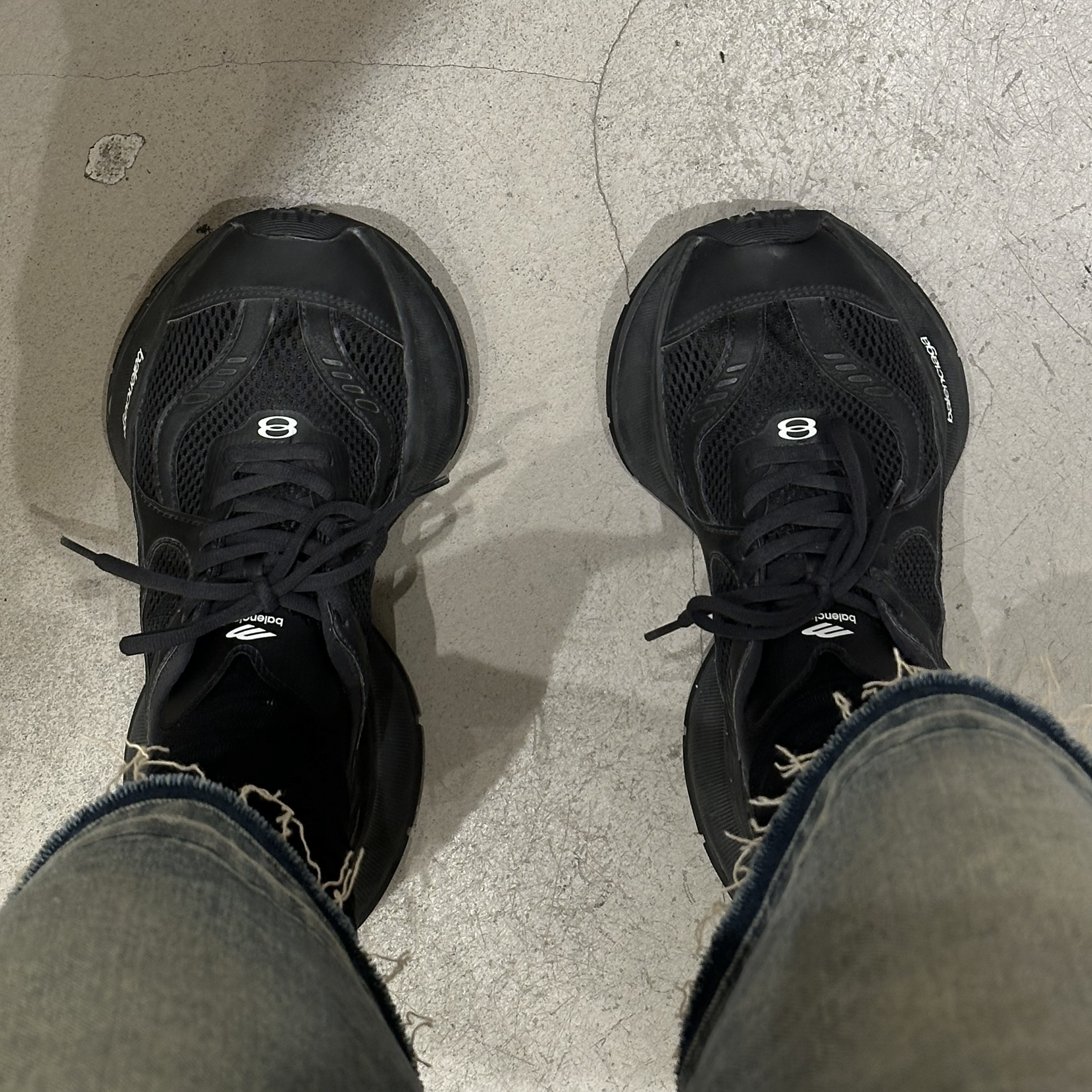 Balenciaga Circuit Sneaker Black 착용 스타일