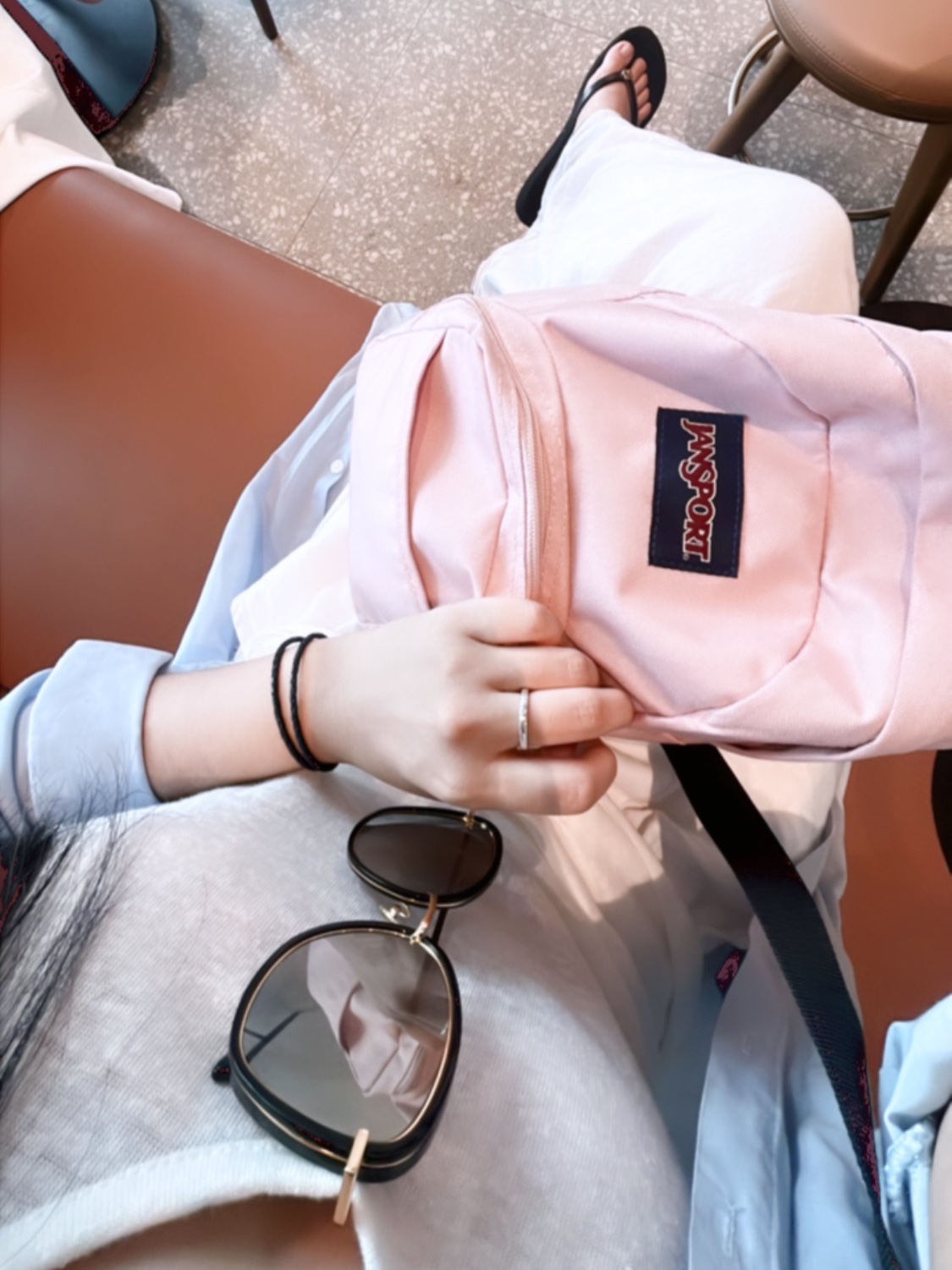 젠틀 몬스터 다이엔 032 골드 블랙, (W) 토리버치 클래식 플립 플랍 퍼펙트 블랙 착용 스타일 - 2