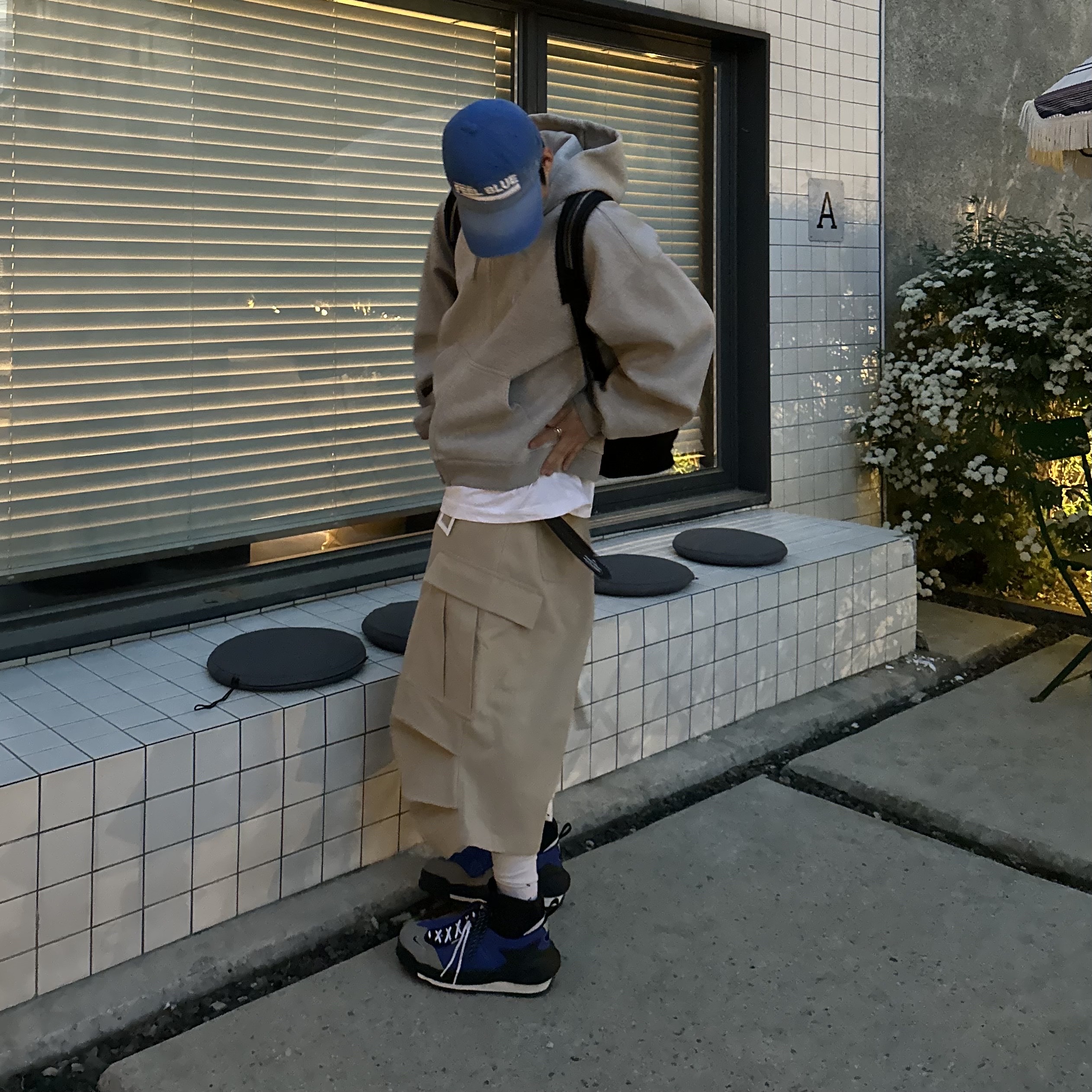 Nonnod Side Cargo Shorts Beige, Nonnod Scuba Zip Hoodie Grey 착용 스타일 - 1