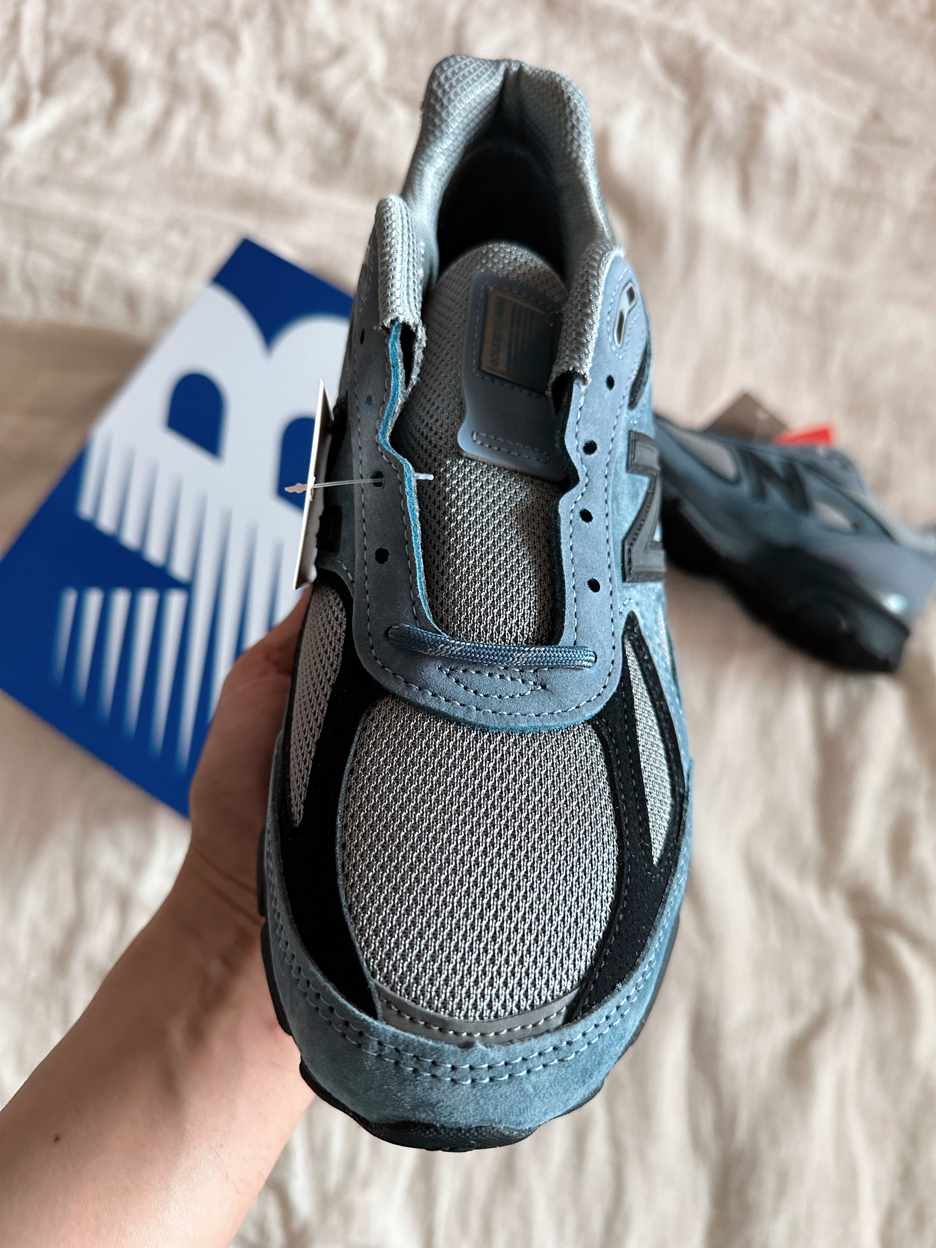 New Balance 990v4 Made in USA Arctic Grey 착용 스타일 - 3