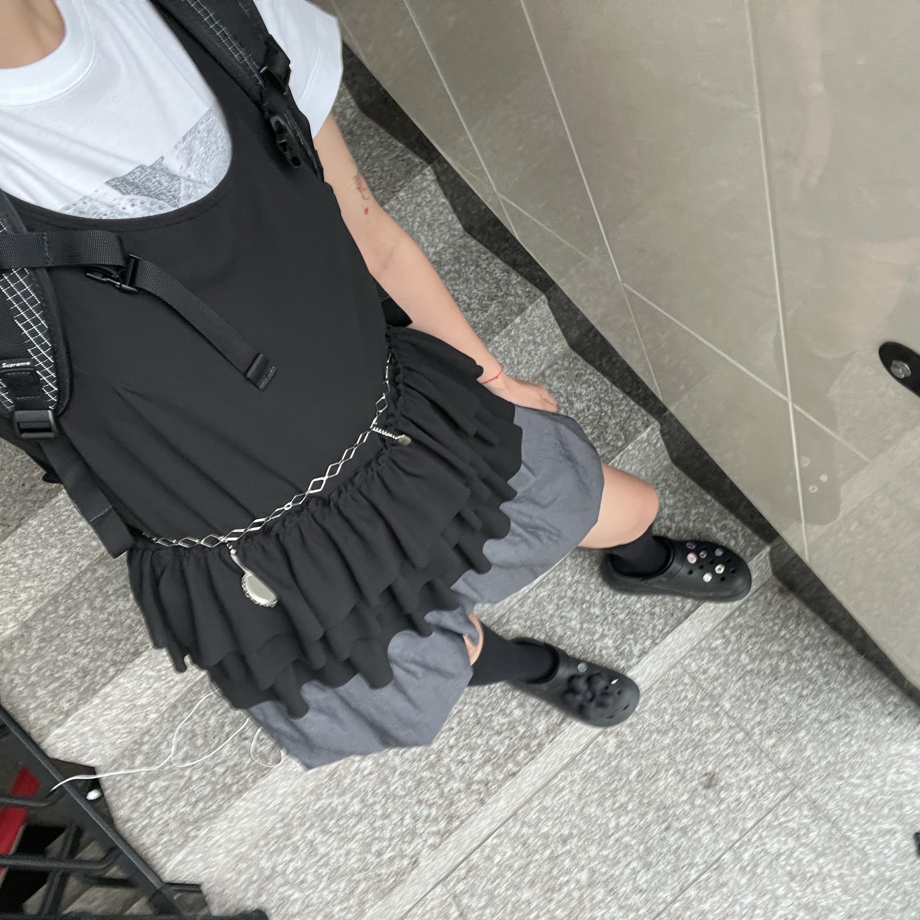 Crocs Classic Crush Clog Black, Supreme Backpack Black - 24SS 착용 스타일 - 1