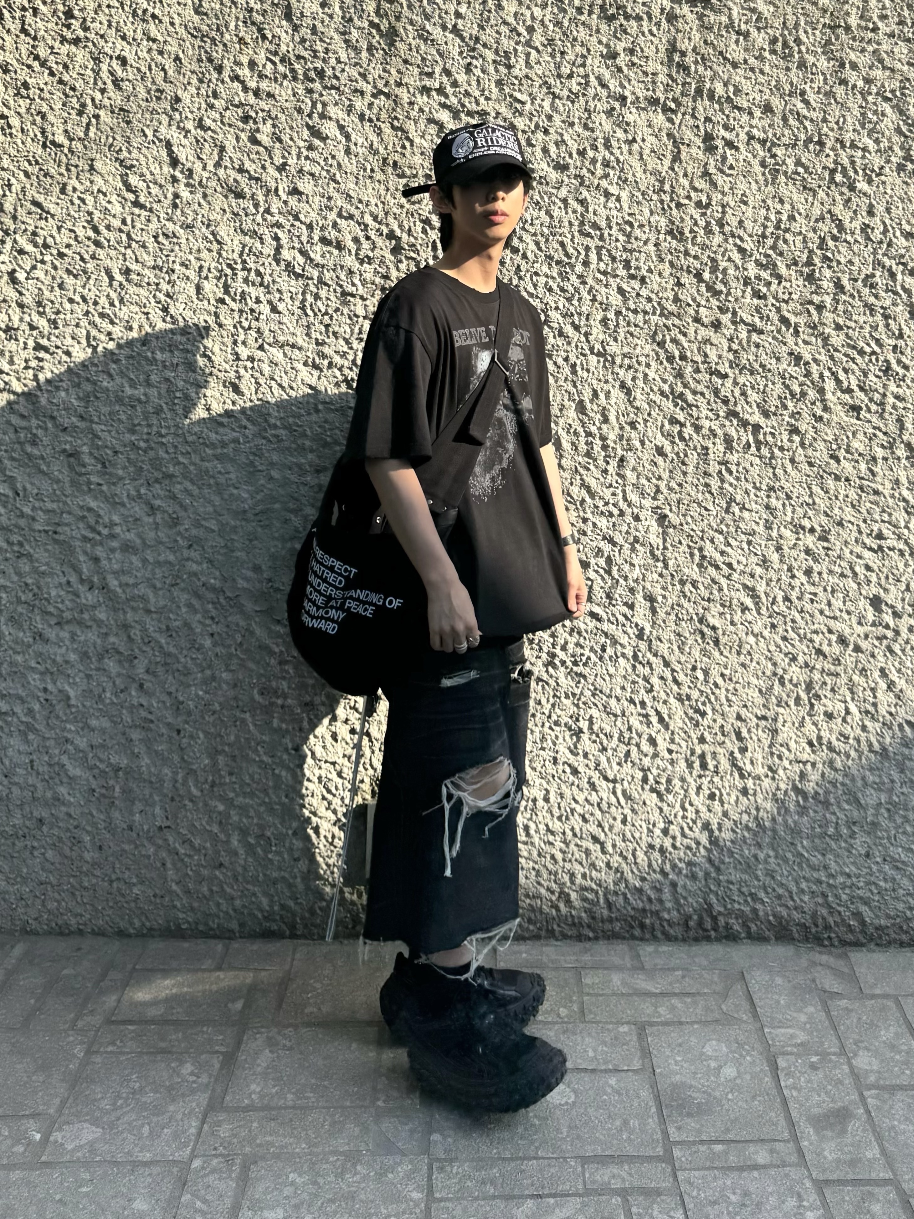OMO Believe Or Not T-Shirt - Missing E, [KREAM 단독] OMO Distressed Denim Shorts Black 착용 스타일 - 2