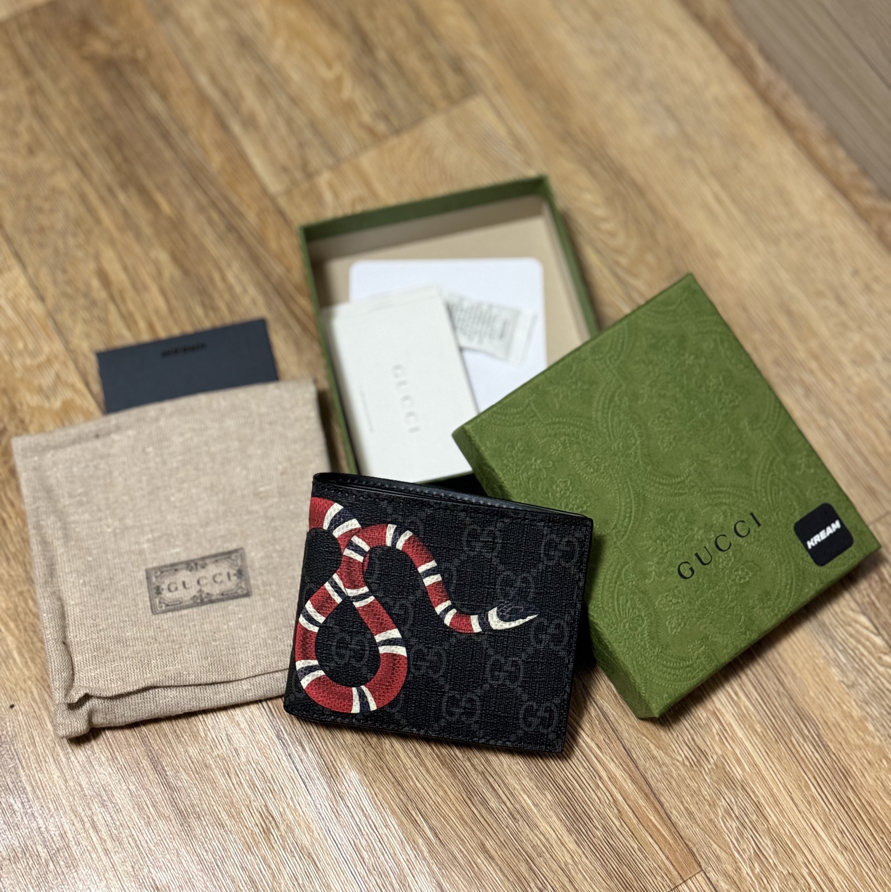 Gucci Kingsnake Print GG Supreme Wallet Black 착용 스타일