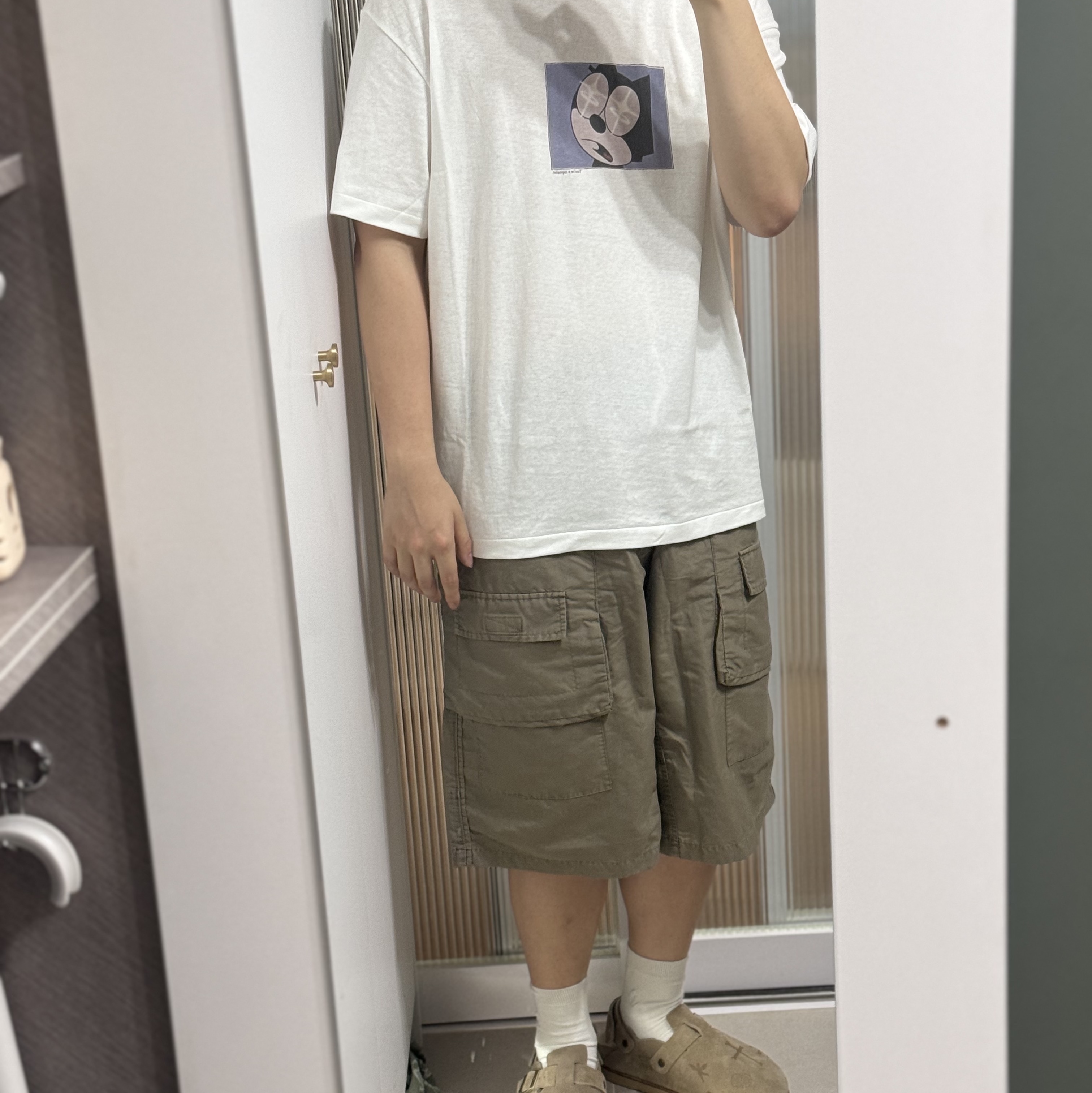 [프리오더] Polyteru Symbolic Slider Shoes Beige, Polyteru Front Cargo 1/2 Pants Gray Beige 착용 스타일 - 1