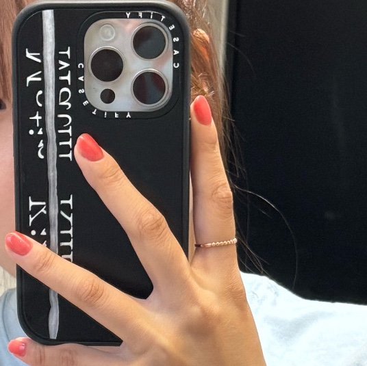 Casetify x Matin Kim iPhone Black Logo Magsafe Impact Case Matte Black 착용 스타일 - 2