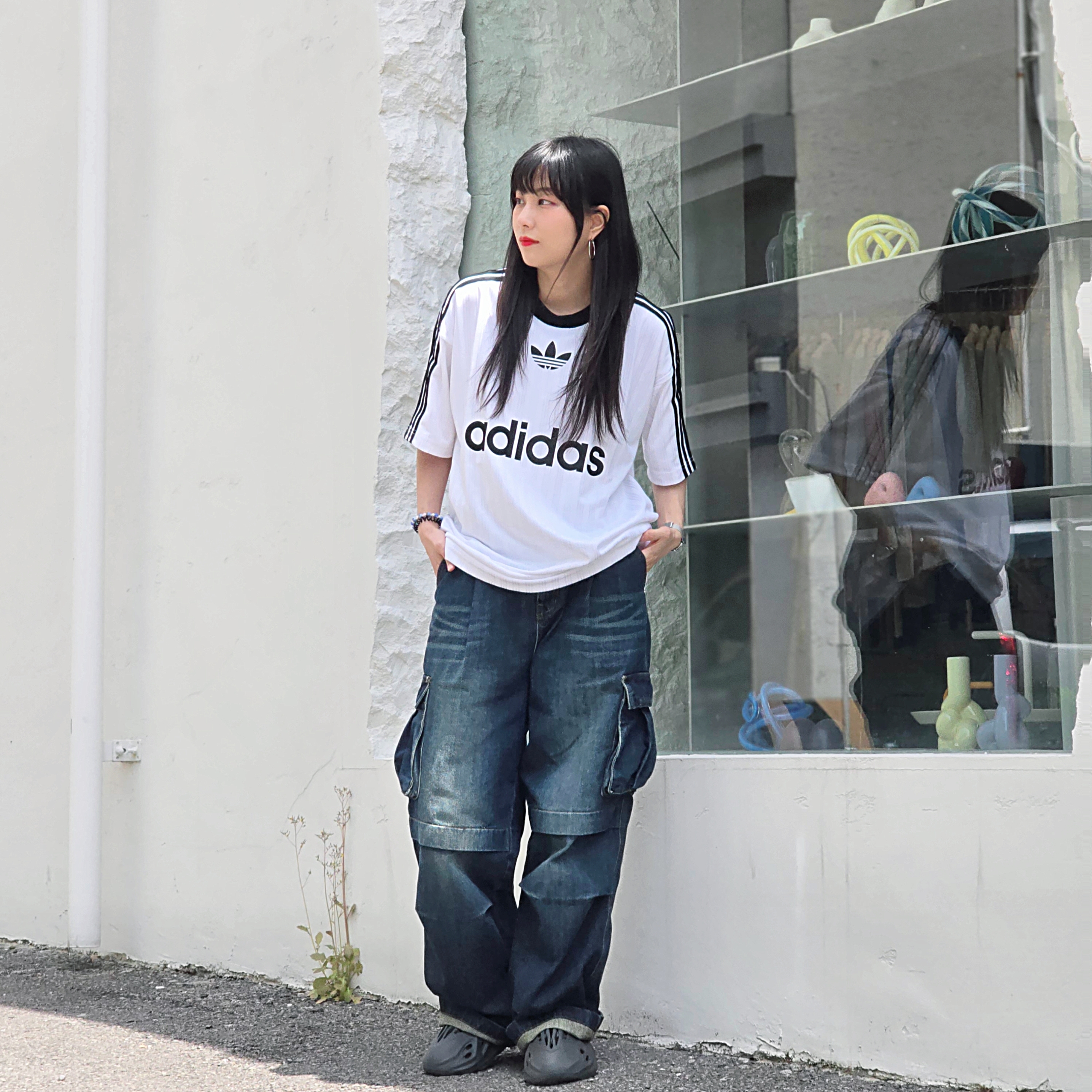 Adidas Adicolor T-Shirt White Black - KR Sizing, Adidas Yeezy Foam RNNR Onyx 착용 스타일 - 1