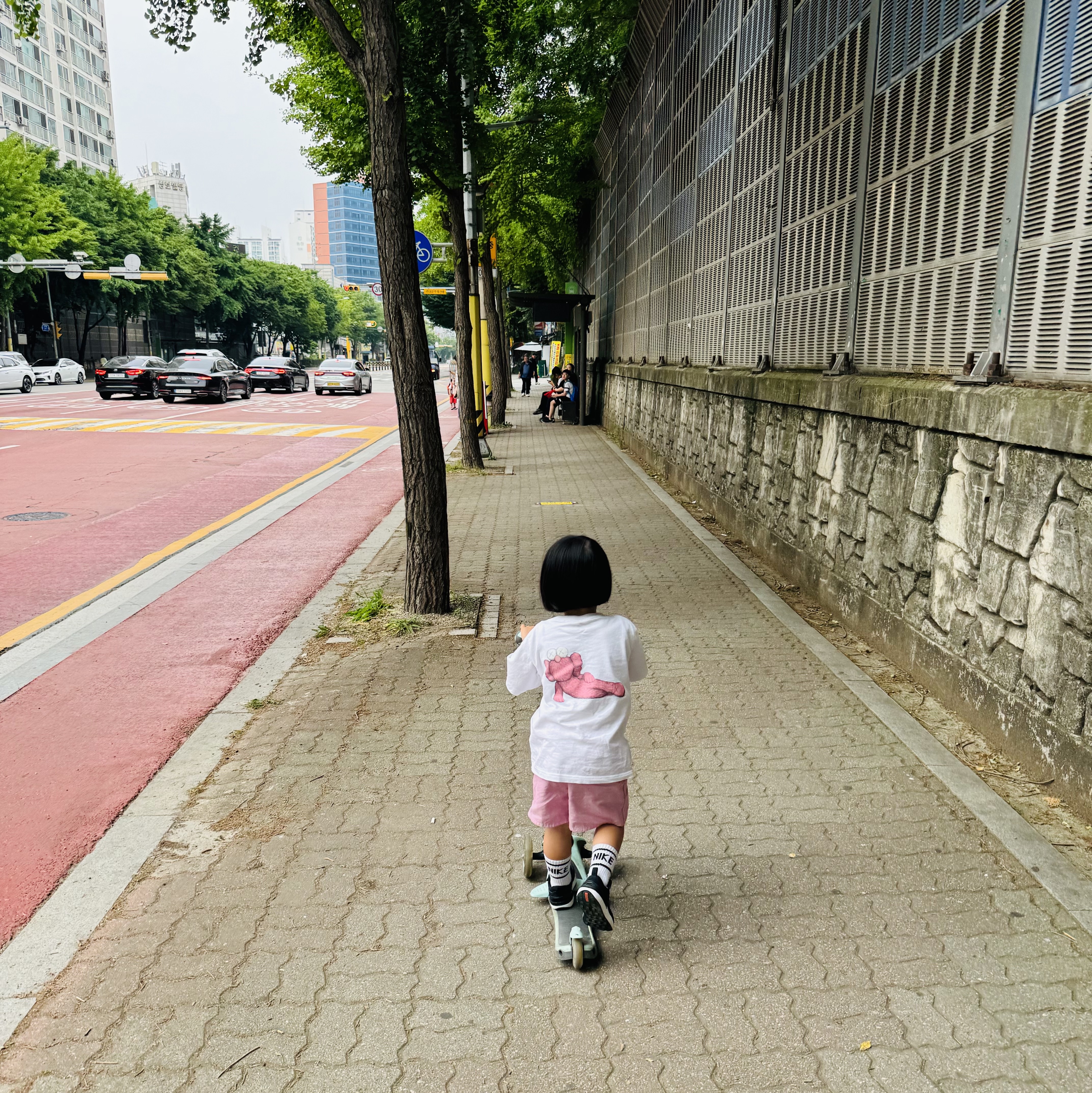 (Kids) Uniqlo UT x Kaws Short Sleeve Graphic T-Shirt White, (Kids) Patagonia Funhoggers Cotton Shorts Sunfade Pink 착용 스타일 - 2