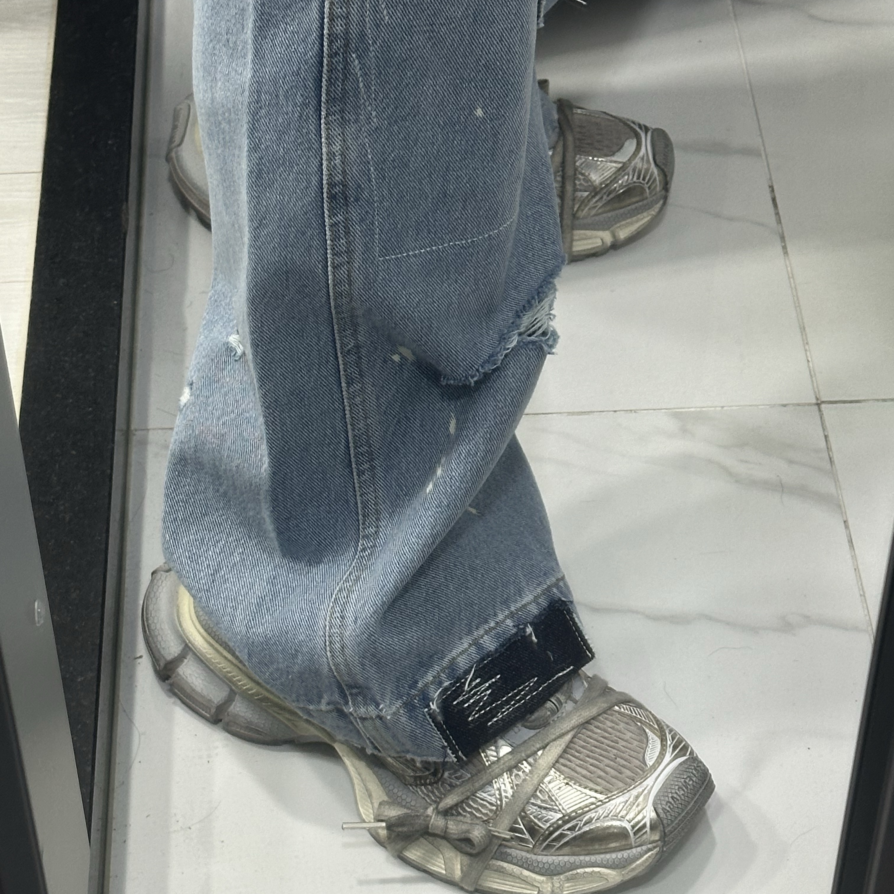 Balenciaga 3XL Sneakers Light Beige, Zara x Ader Error Patchwork Jeans Blue 착용 스타일 - 2