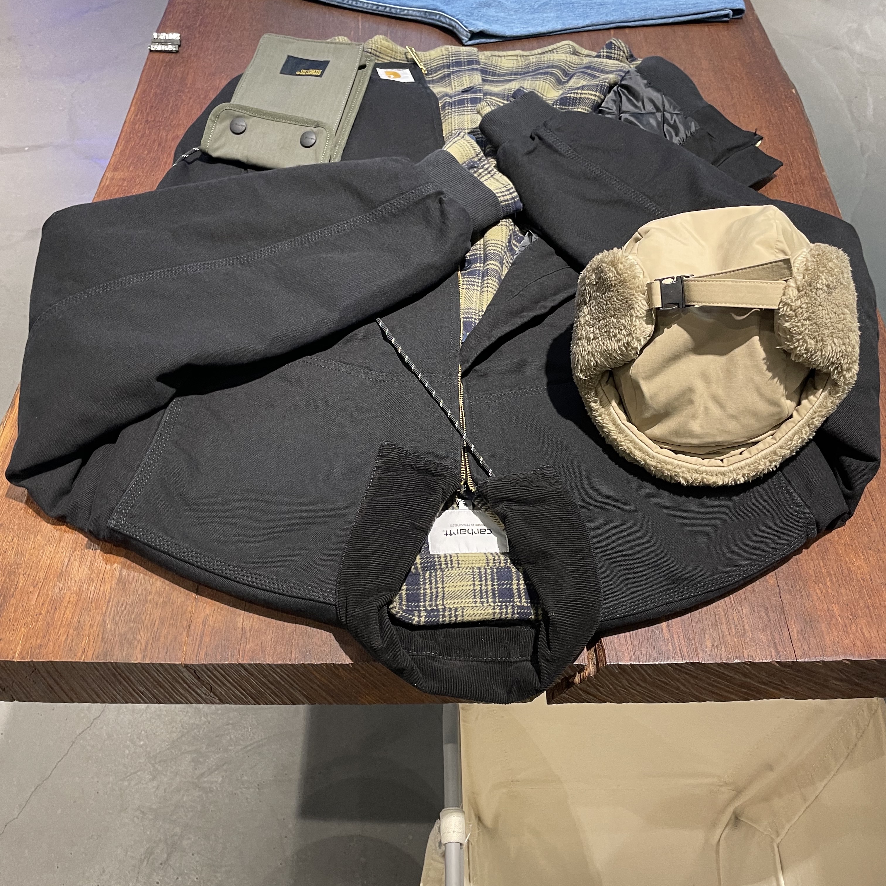Carhartt WIP OG Santa Fe Jacket Black Aged Canvas - Winter 착용 스타일 - 2
