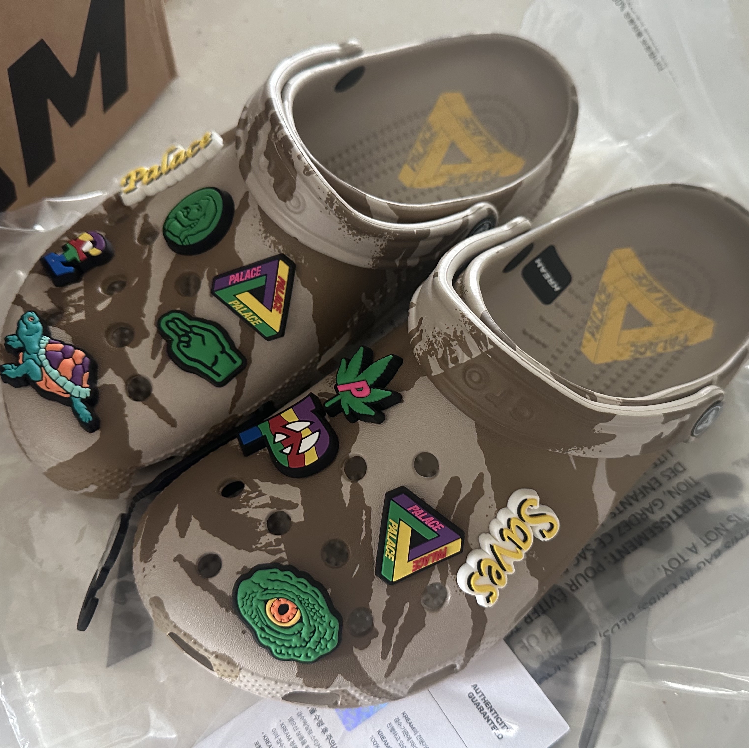 Crocs x Palace Clog Camo 착용 스타일