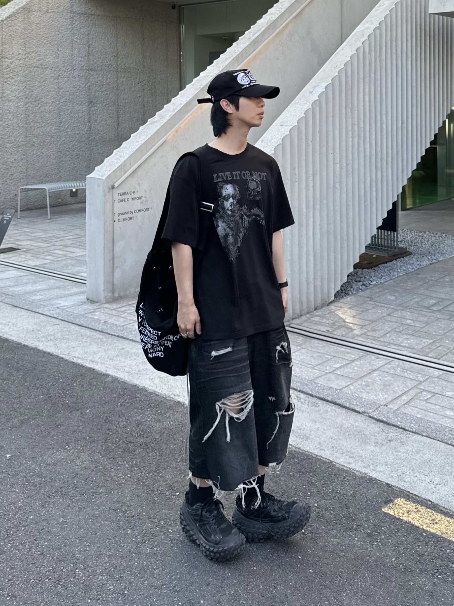OMO Believe Or Not T-Shirt - Missing E, [KREAM 단독] OMO Distressed Denim Shorts Black 착용 스타일 - 4