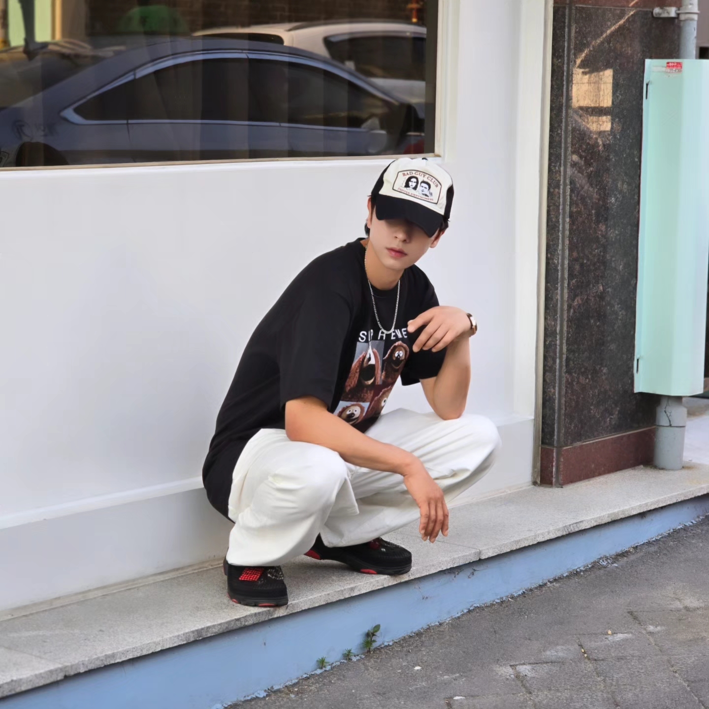 Supreme Rowlf T-Shirt Black - 24SS, Crocs x Staple Classic All Terrain Clog Black 착용 스타일 - 3