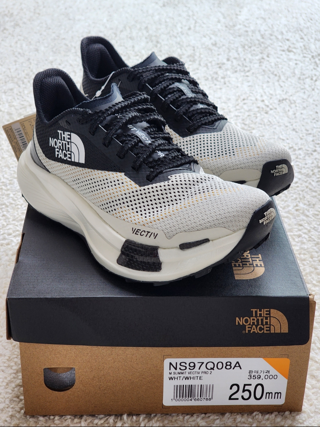 The North Face Summit Series Vectiv Pro 2 Shoes White Dune Black 착용 스타일