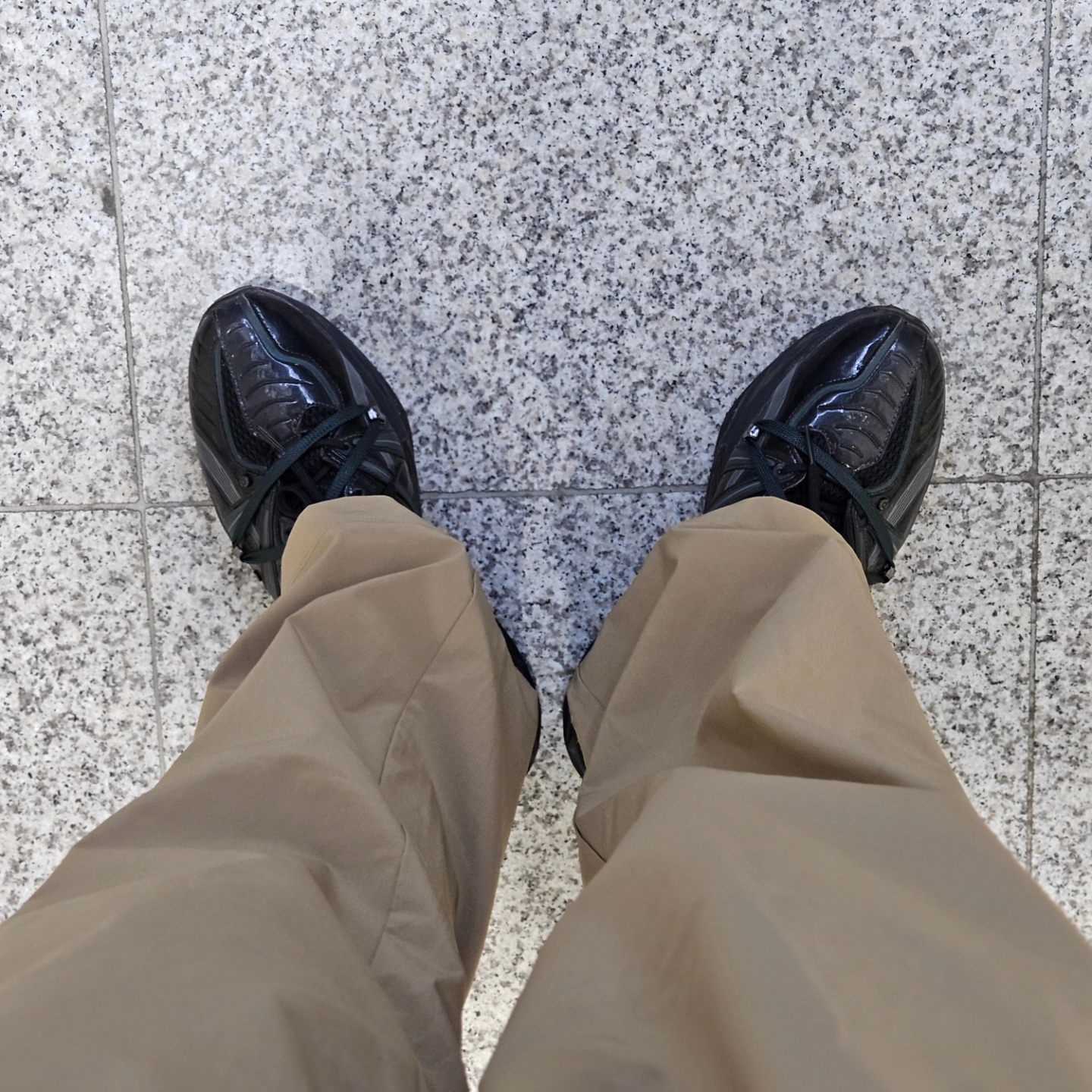 Asics x Andersson Bell HN2-S Protoblast Black, Porter Tanker Shoulder Bag Black 착용 스타일 - 2