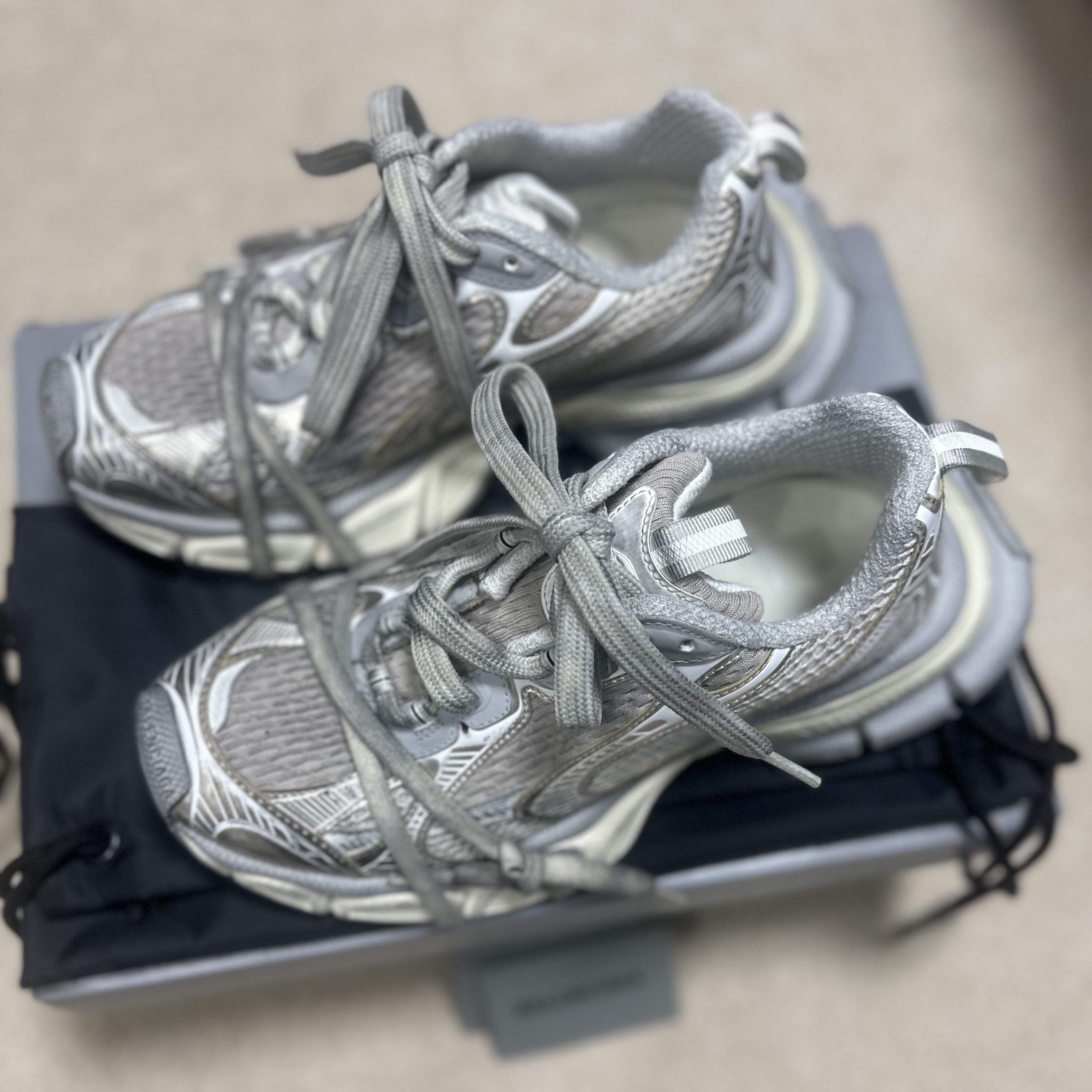 Balenciaga 3XL Sneakers Light Beige, Zara x Ader Error Patchwork Jeans Blue 착용 스타일 - 1