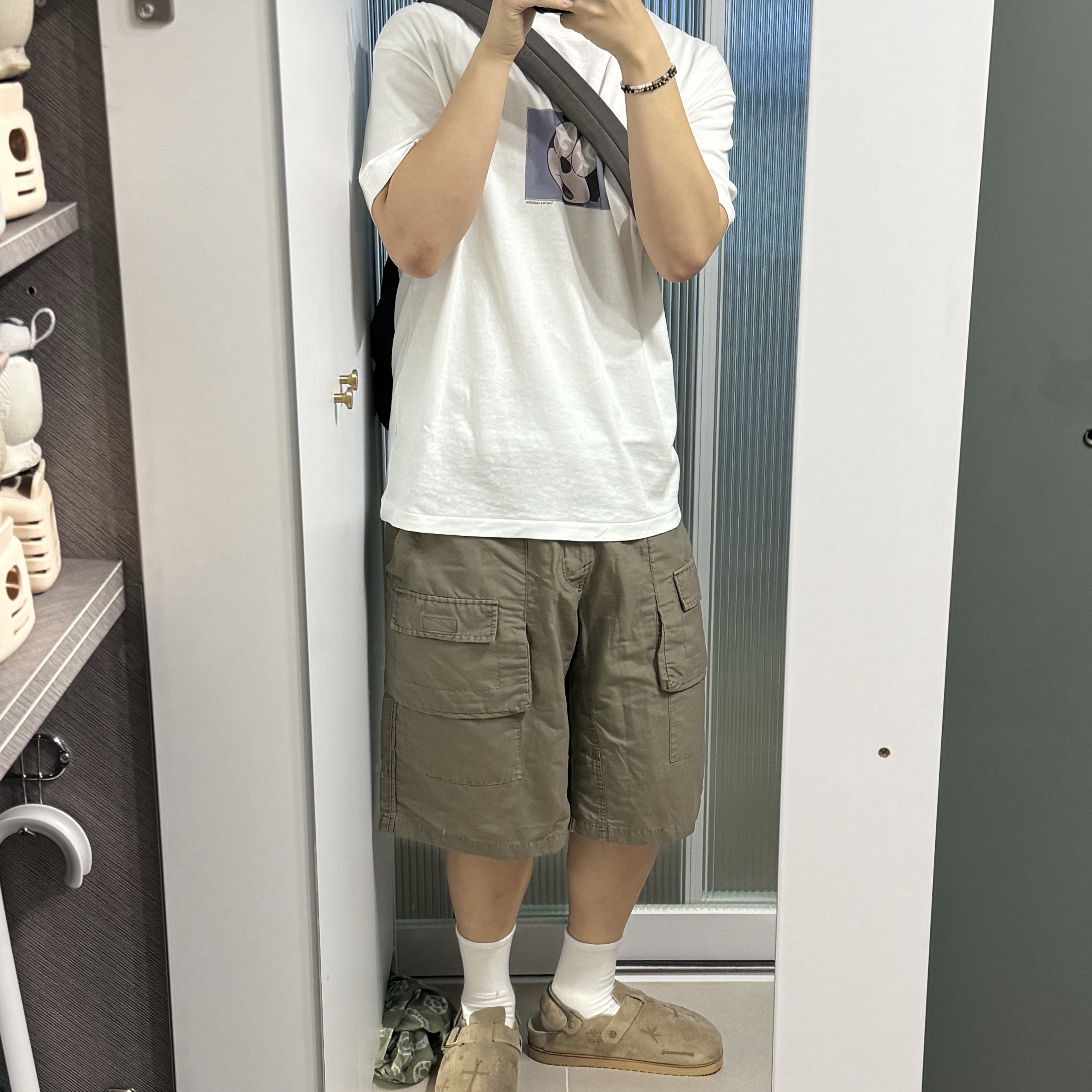 [프리오더] Polyteru Symbolic Slider Shoes Beige, Polyteru Front Cargo 1/2 Pants Gray Beige 착용 스타일 - 2