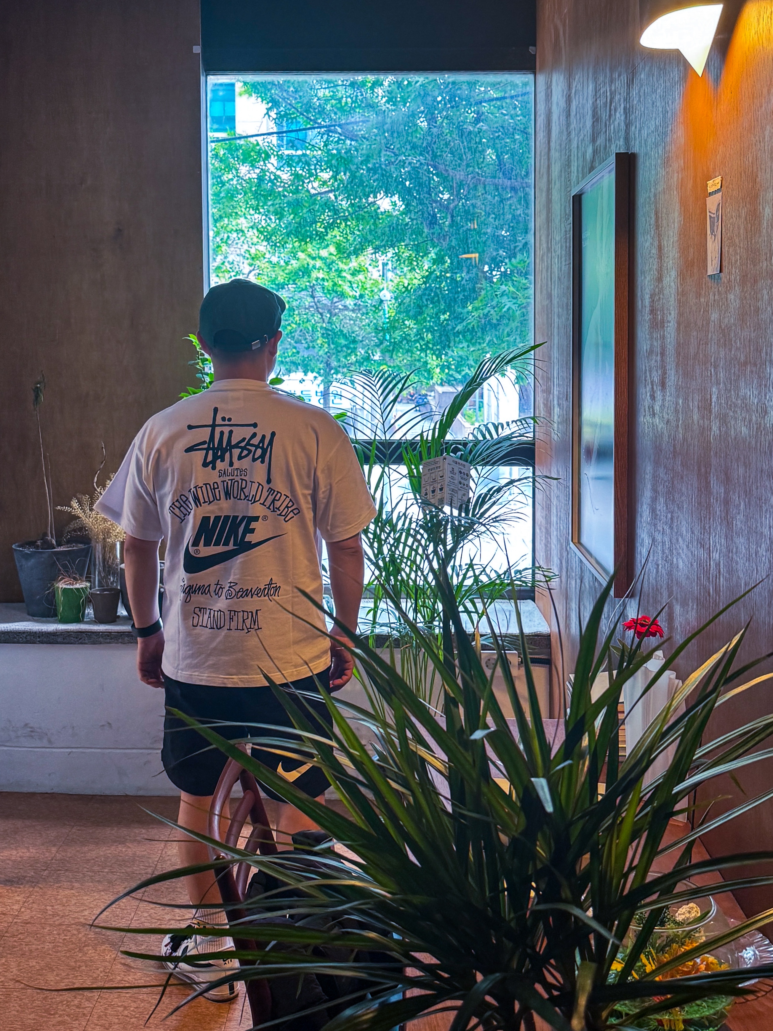 Nike x Stussy T-Shirt White (DV1774-100), Nike x Stussy Shorts Black (FJ9167-010) 착용 스타일