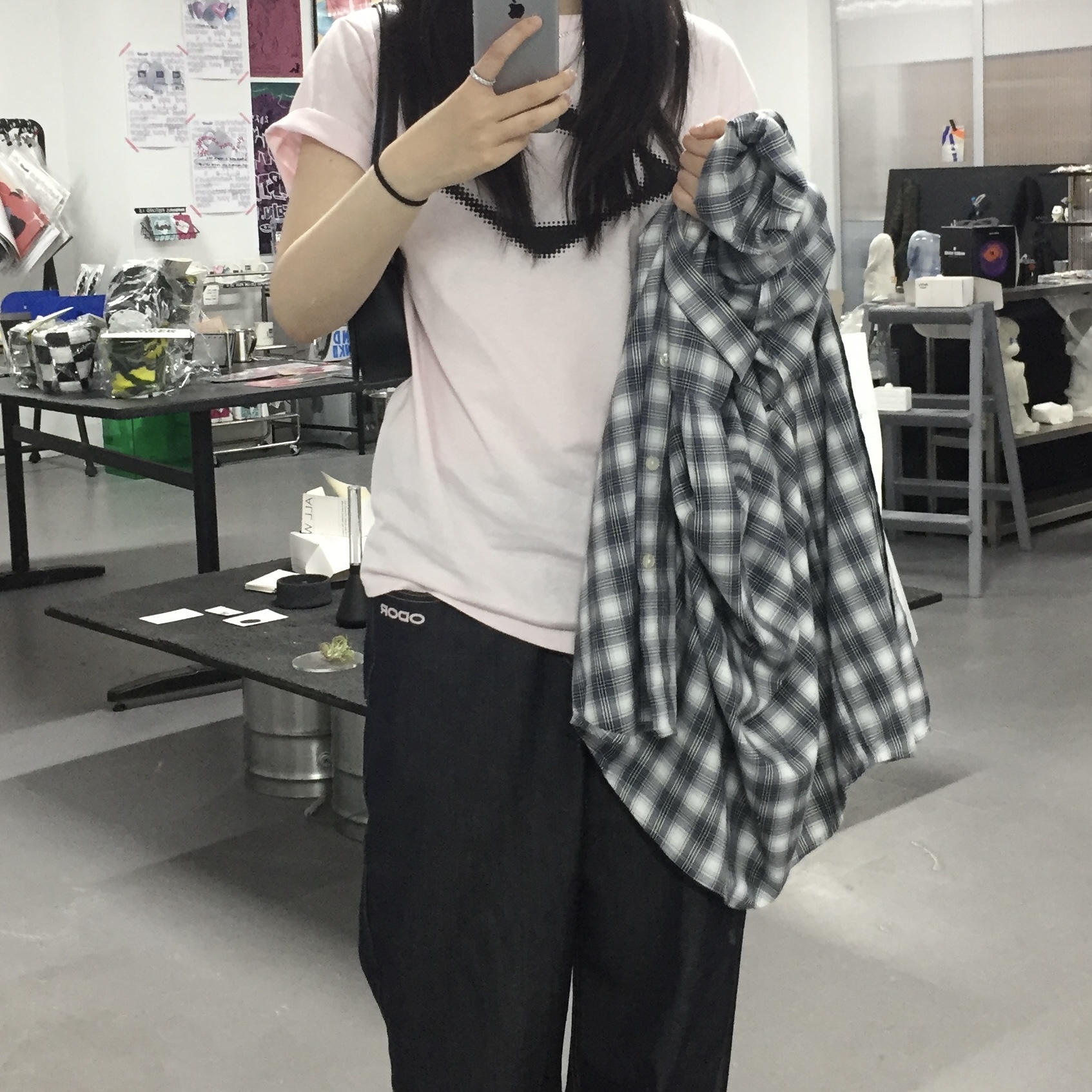 (W) Mischief Rhombus Blur T-Shirts Light Pink 착용 스타일