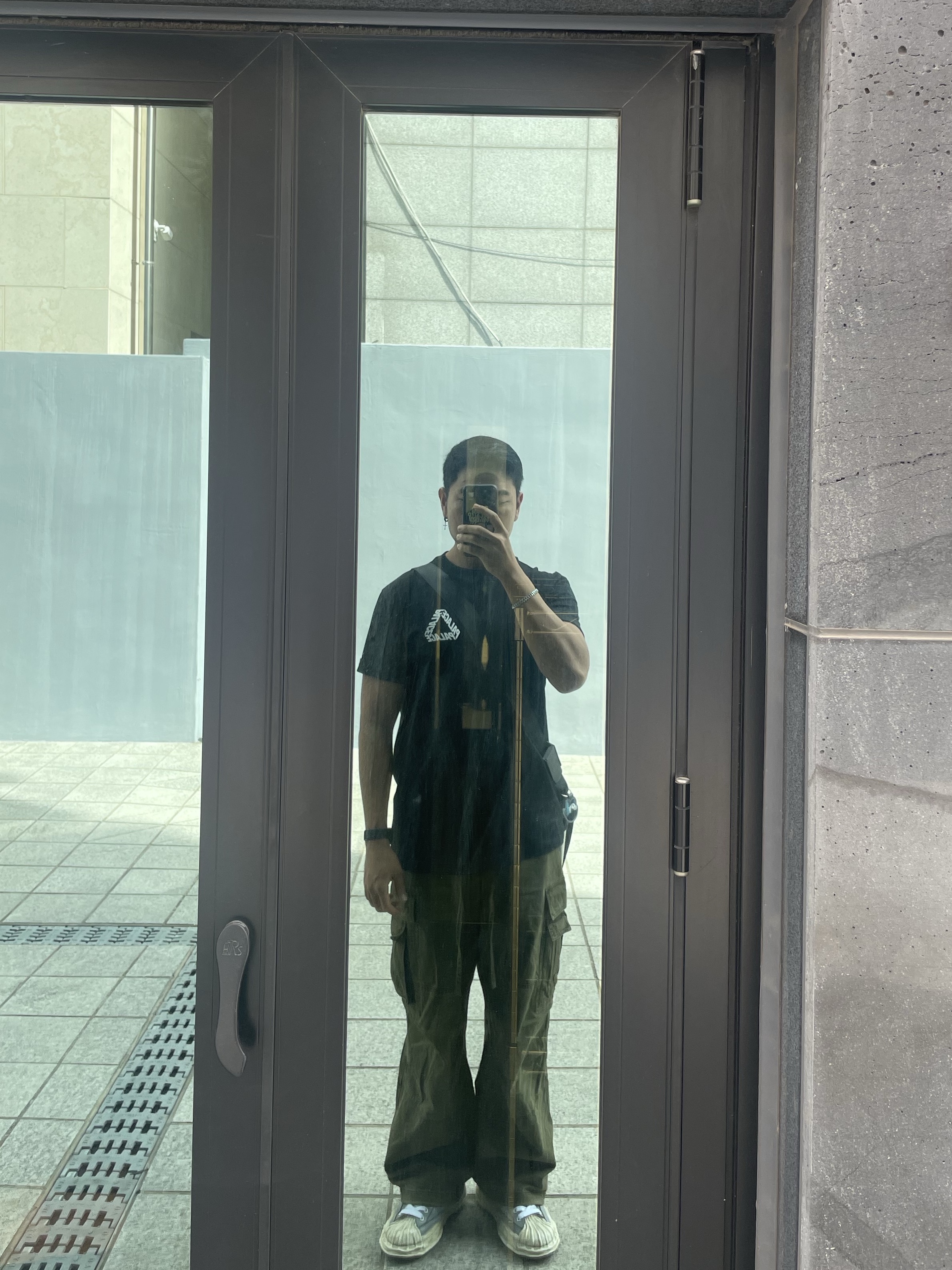 Palace Baked P-3 T-Shirt Black - 24SS, Maison Mihara Yasuhiro Blakey VL OG Sole Leather Low-top Sneakers Black 착용 스타일
