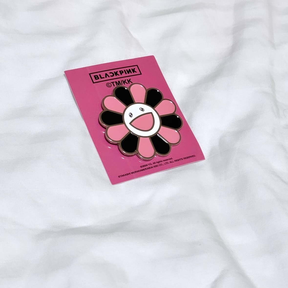 Kaikai Kiki x Blackpink Enamel Pin Blackpink Flower 착용 스타일