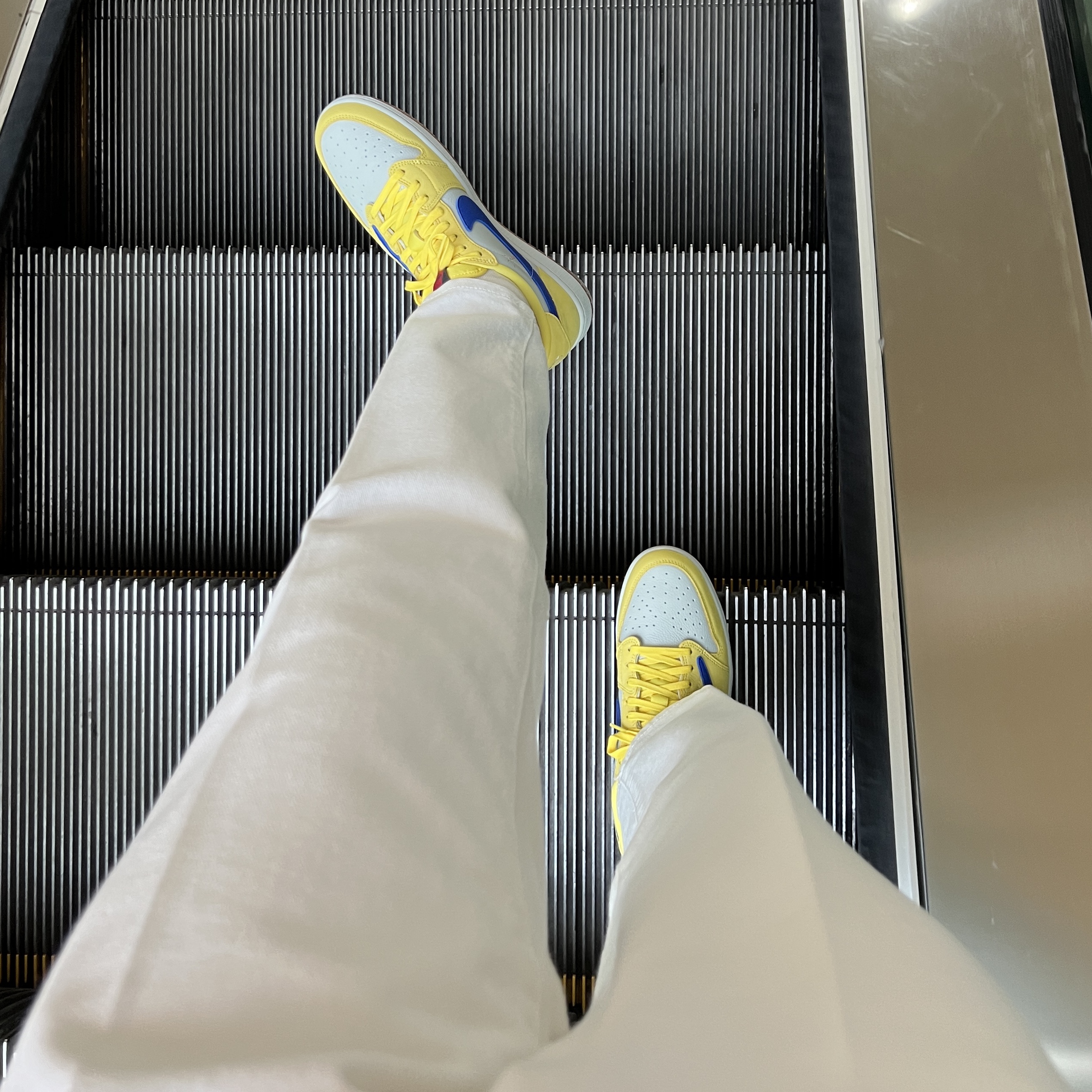 (W) Jordan 1 x Travis Scott Retro Low OG SP Canary 착용 스타일 - 1