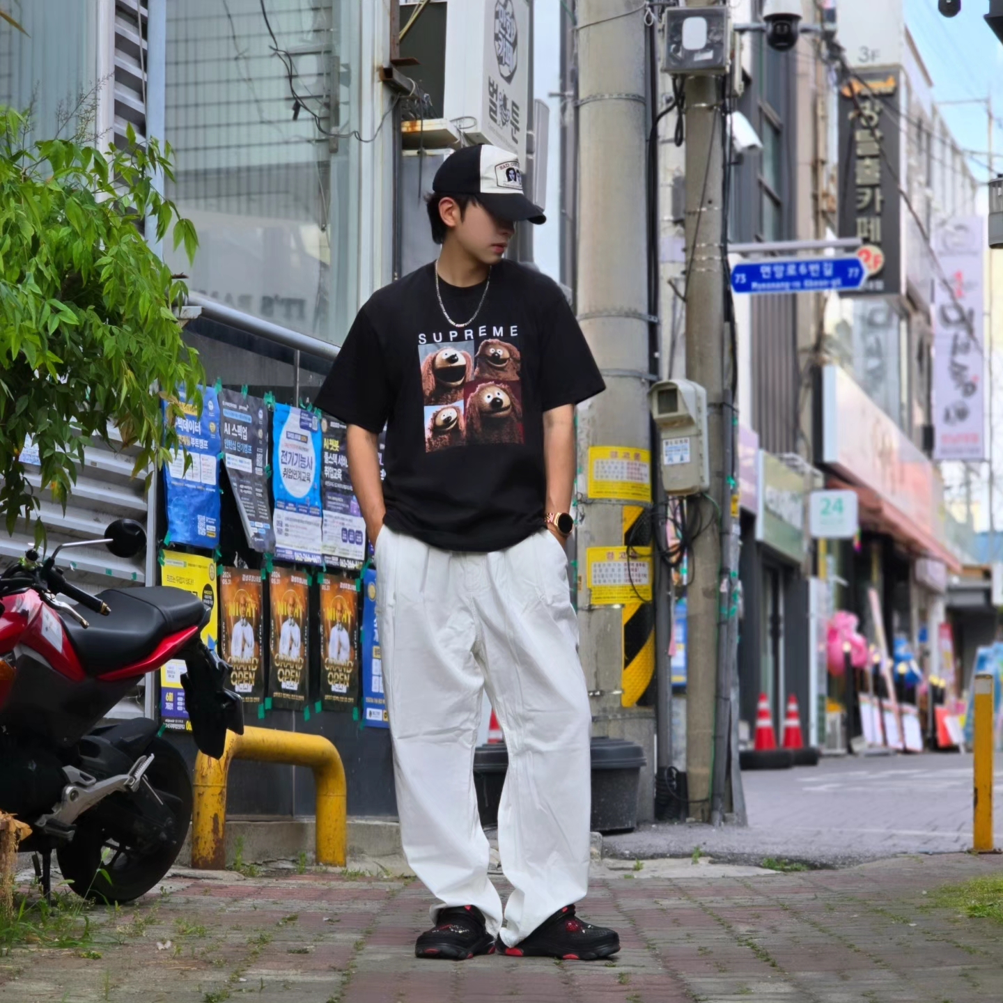 Supreme Rowlf T-Shirt Black - 24SS, Crocs x Staple Classic All Terrain Clog Black 착용 스타일 - 7