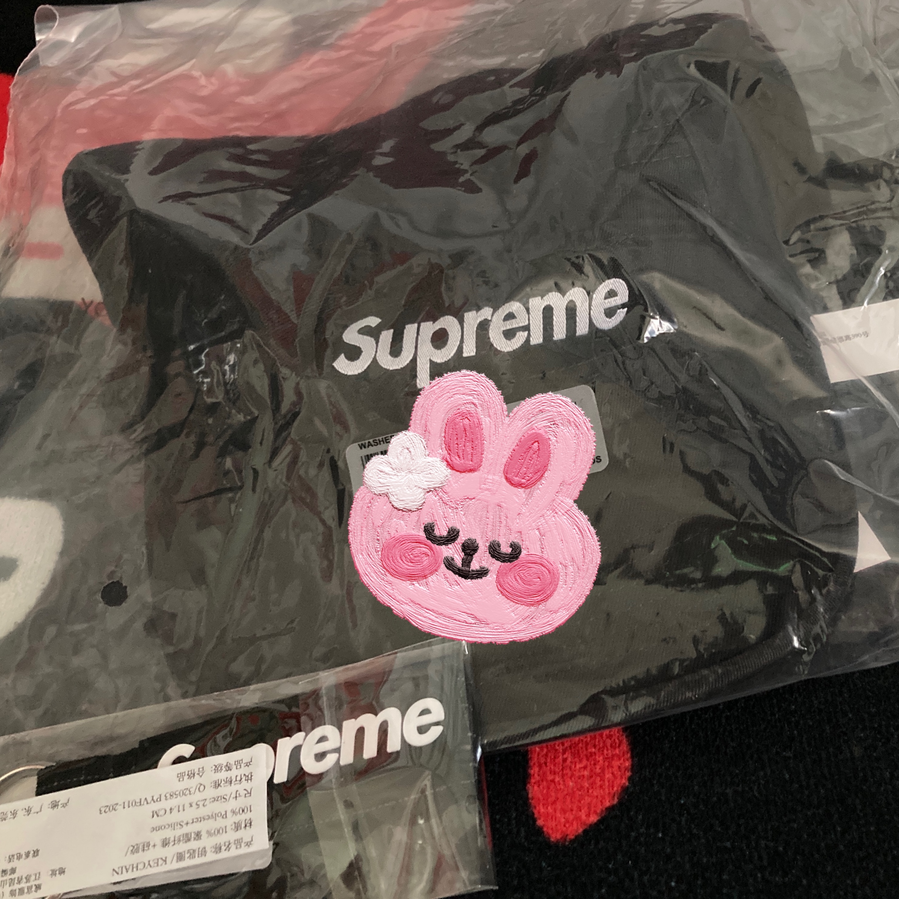 Supreme Ripstop Keychain Black - 24SS, Supreme Washed Chino Twill Camp Cap Black - 24SS 착용 스타일