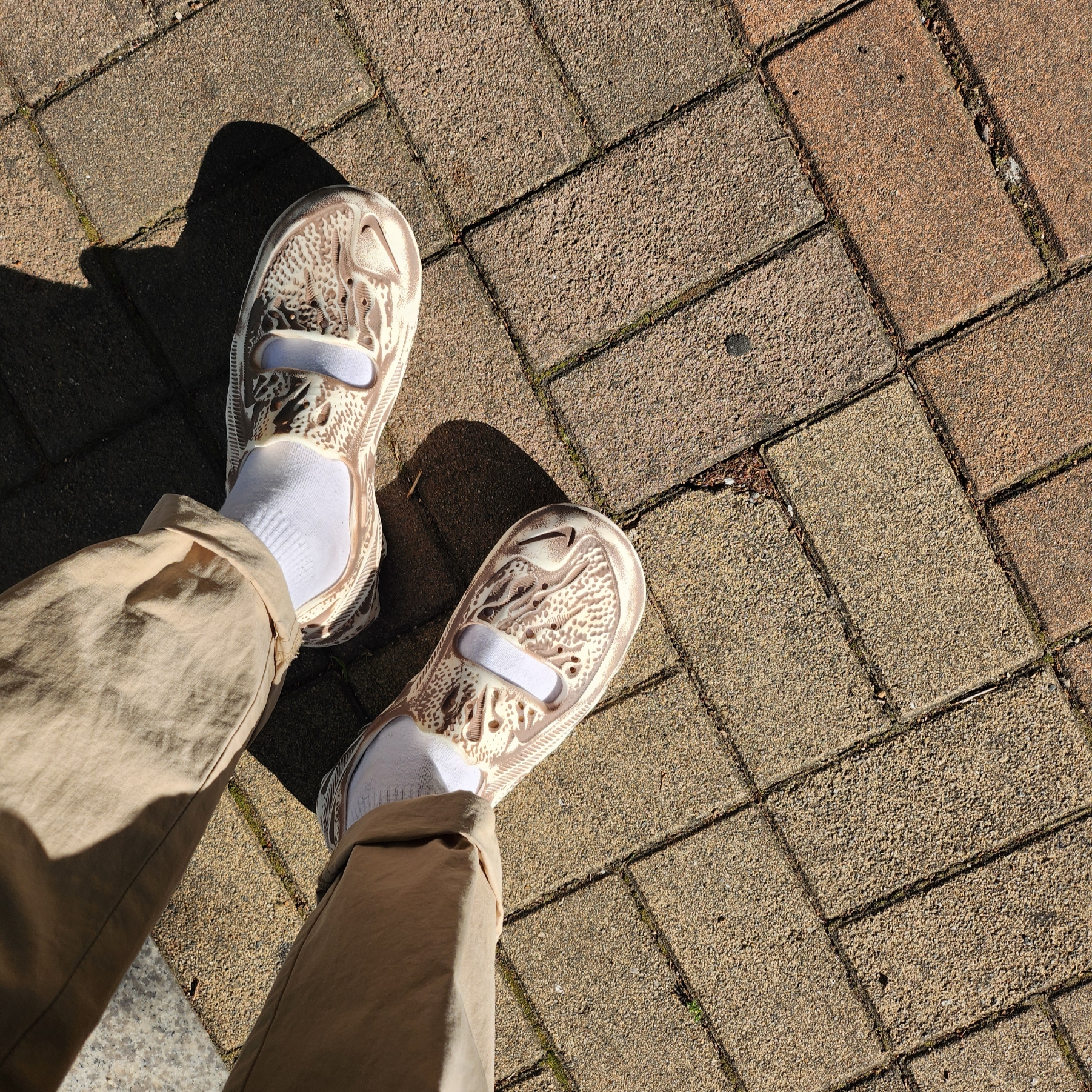 Nike ISPA Universal Natural and Desert Dust 착용 스타일 - 2
