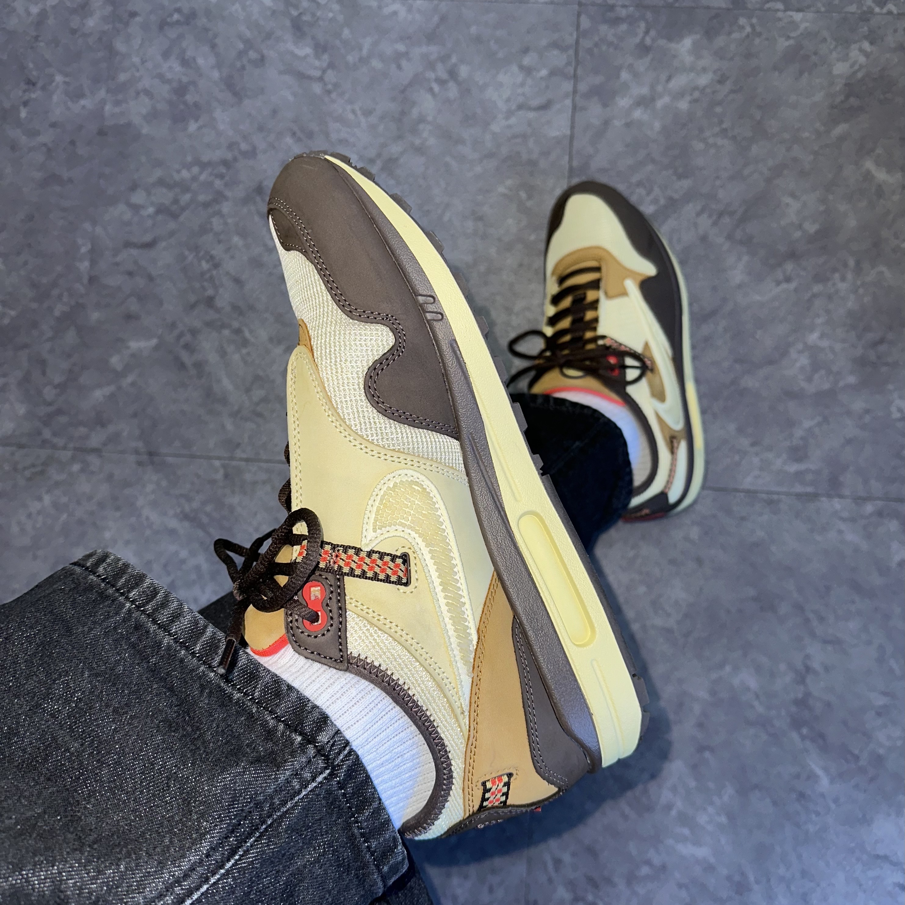 Nike x Travis Scott Air Max 1 Cact.us Brown 착용 스타일